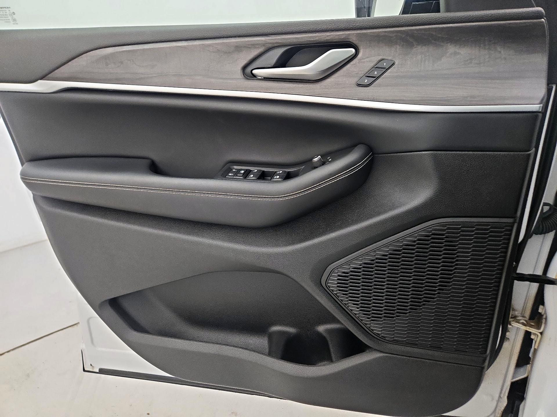 Thumbnail: 2023 Jeep Grand Cherokee - 12