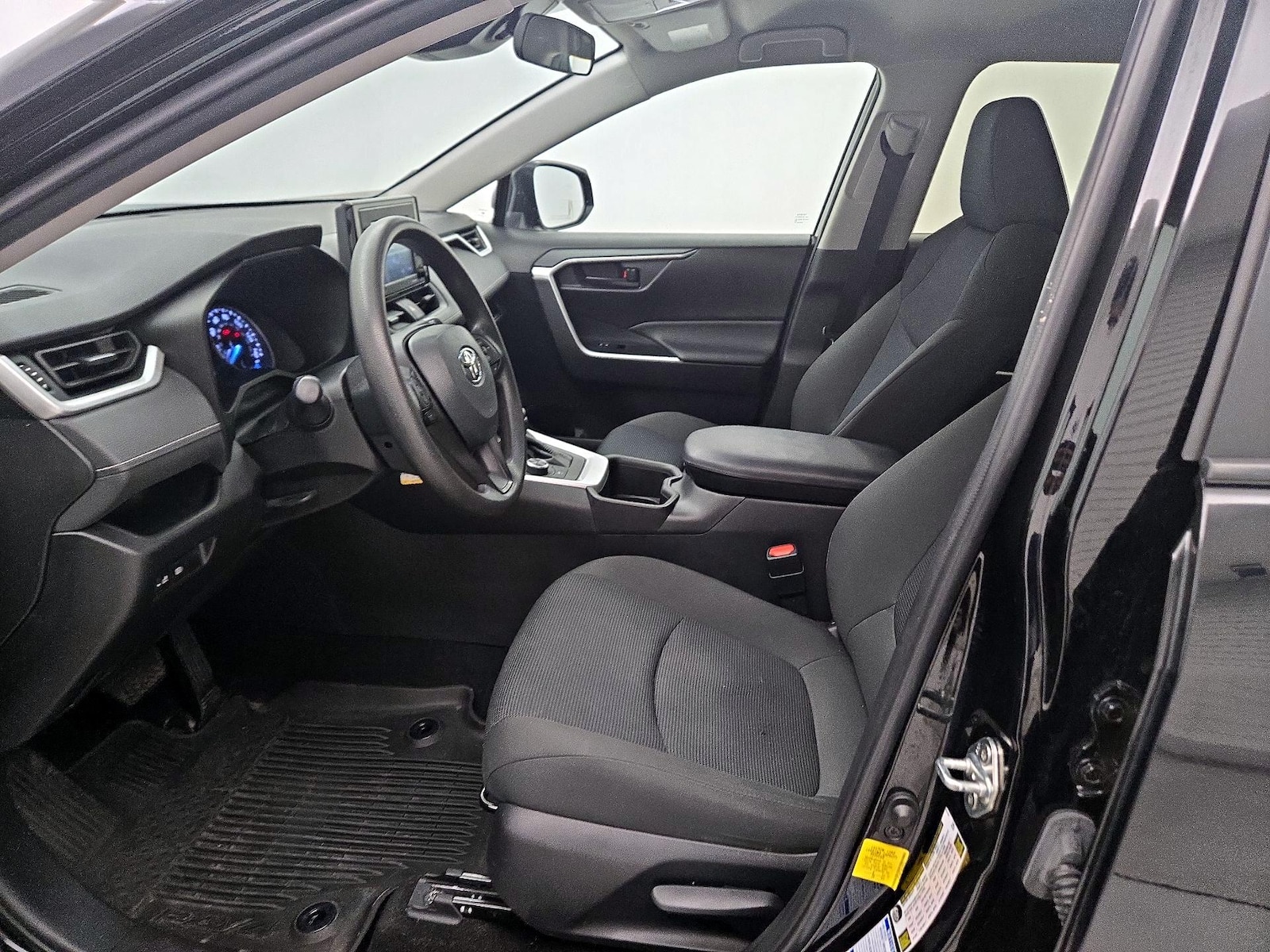 2022 Toyota RAV4 LE - Photo 12