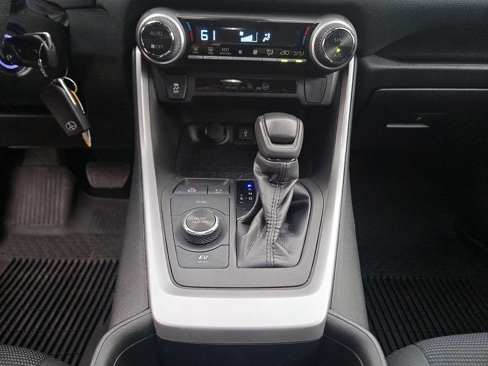 2022 Toyota RAV4 LE - Photo 18