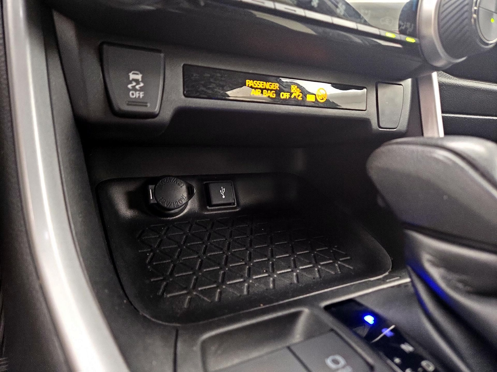 2022 Toyota RAV4 LE - Photo 19