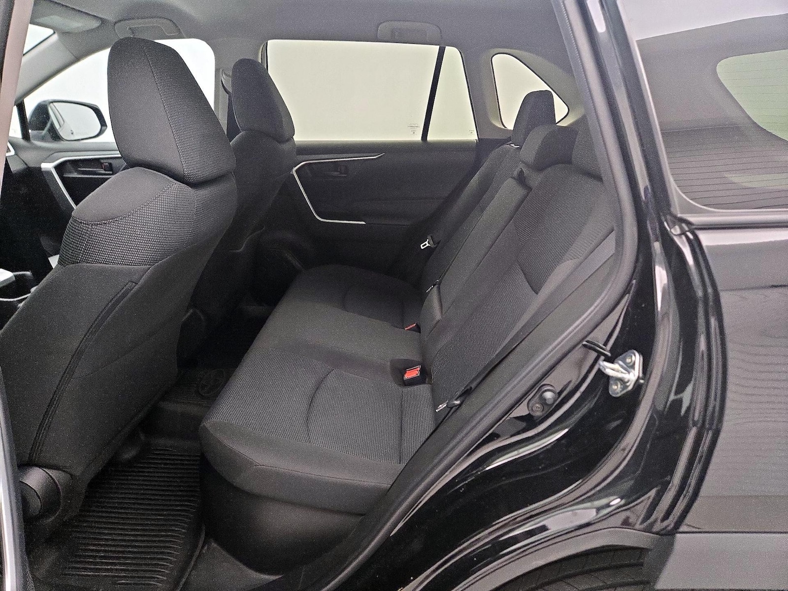 2022 Toyota RAV4 LE - Photo 20
