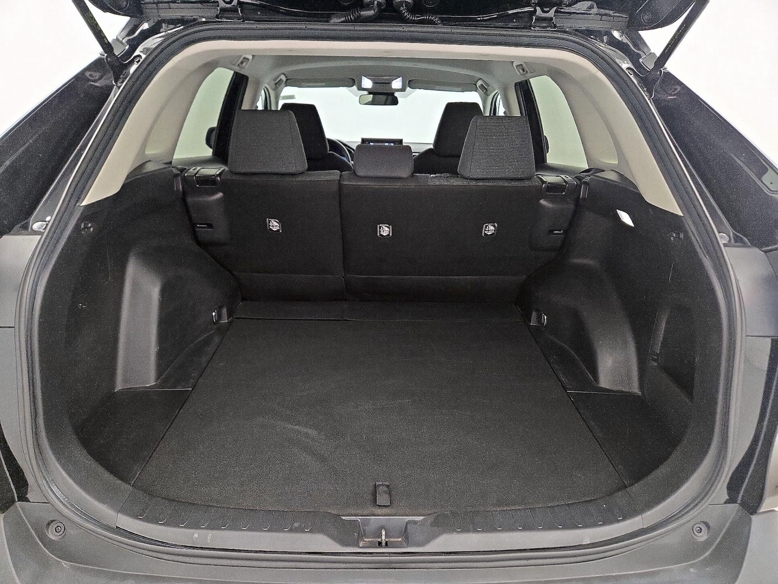 2022 Toyota RAV4 LE - Photo 21