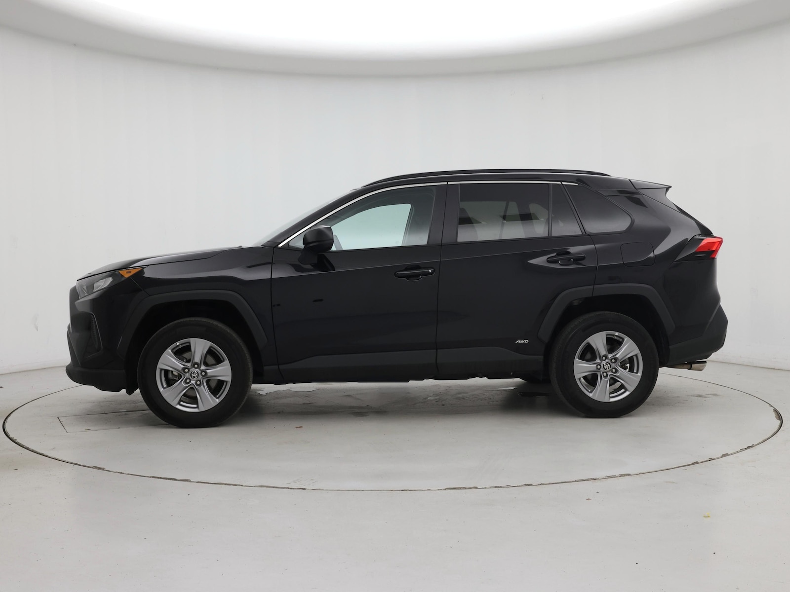 2022 Toyota RAV4 LE - Photo 4