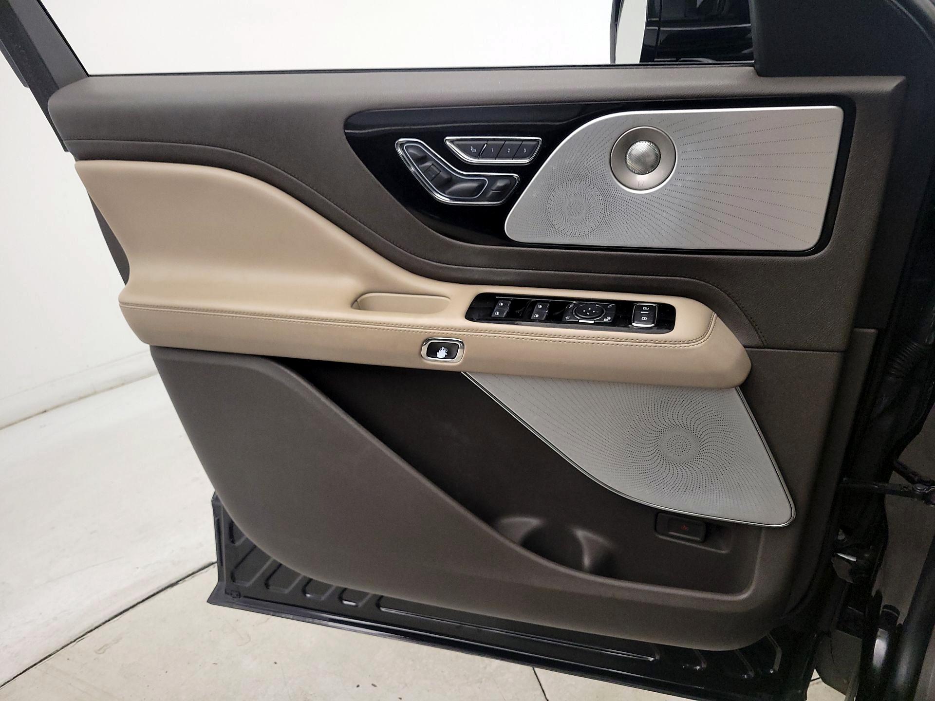 Thumbnail: 2020 Lincoln Aviator - 12