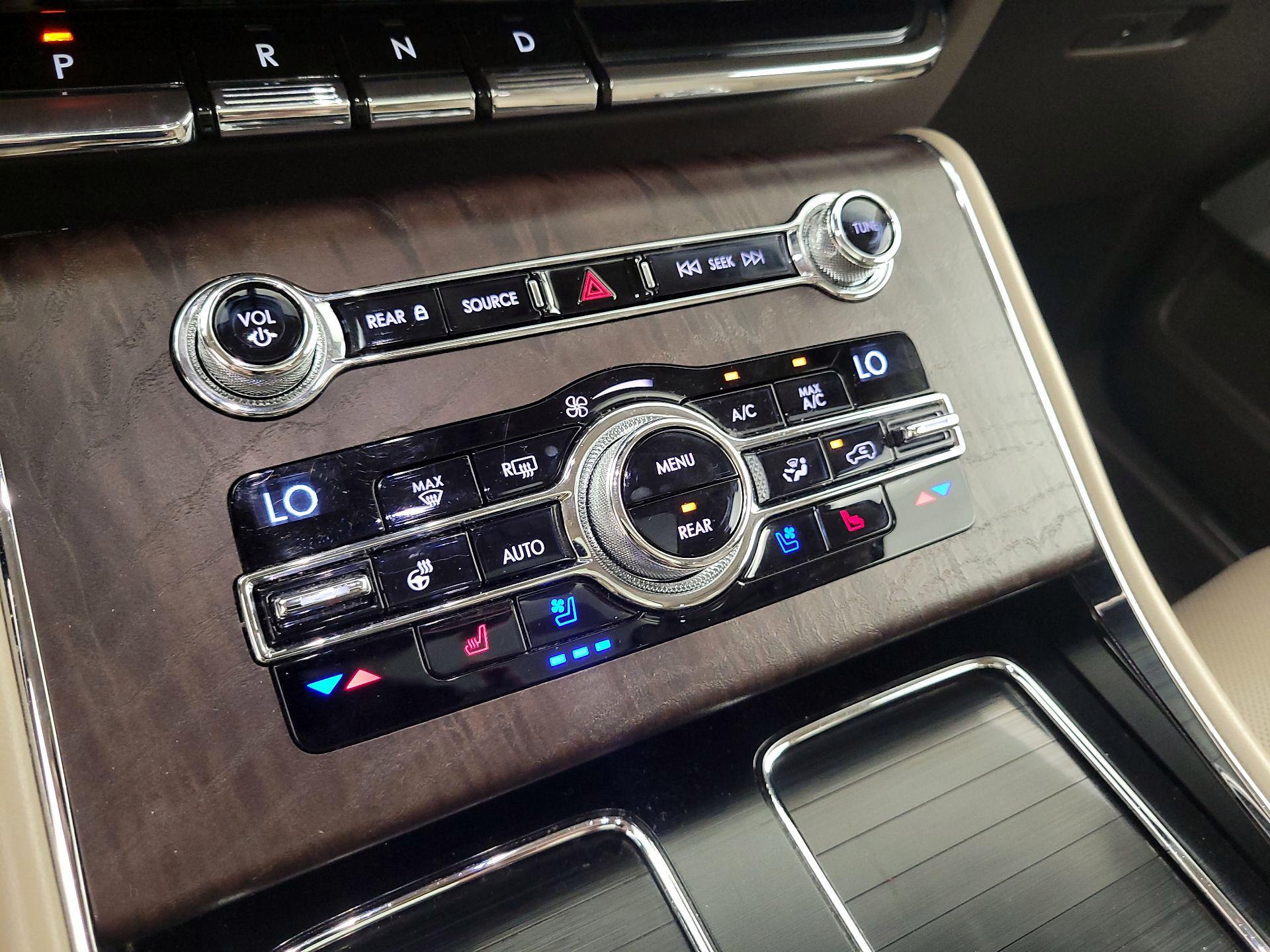 Thumbnail: 2020 Lincoln Aviator - 16