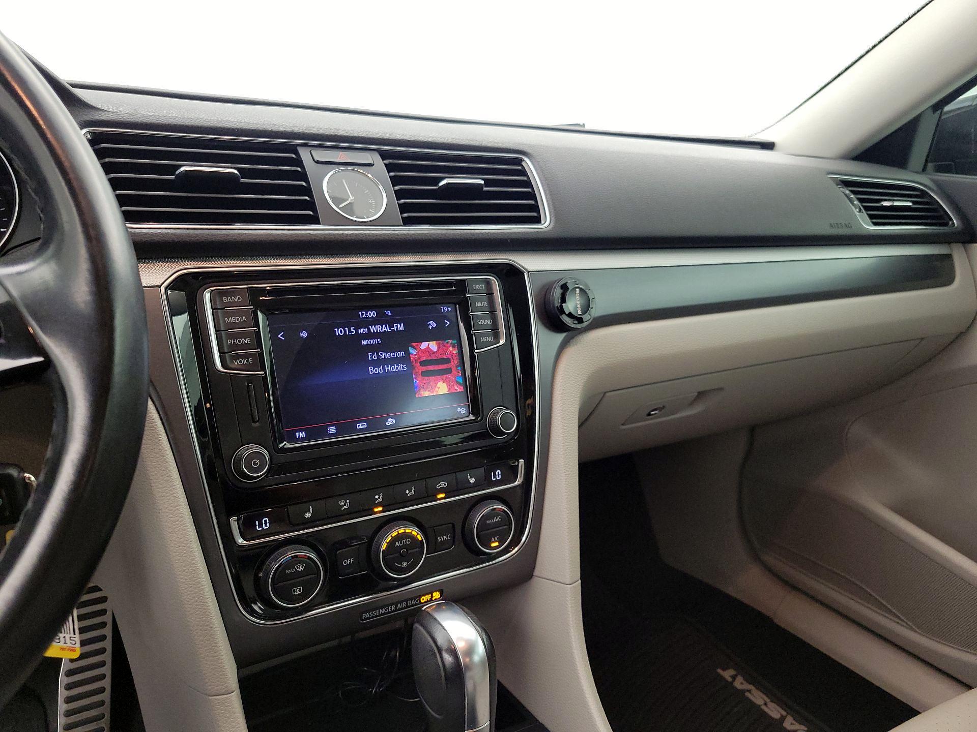 Thumbnail: 2017 Volkswagen Passat - 15