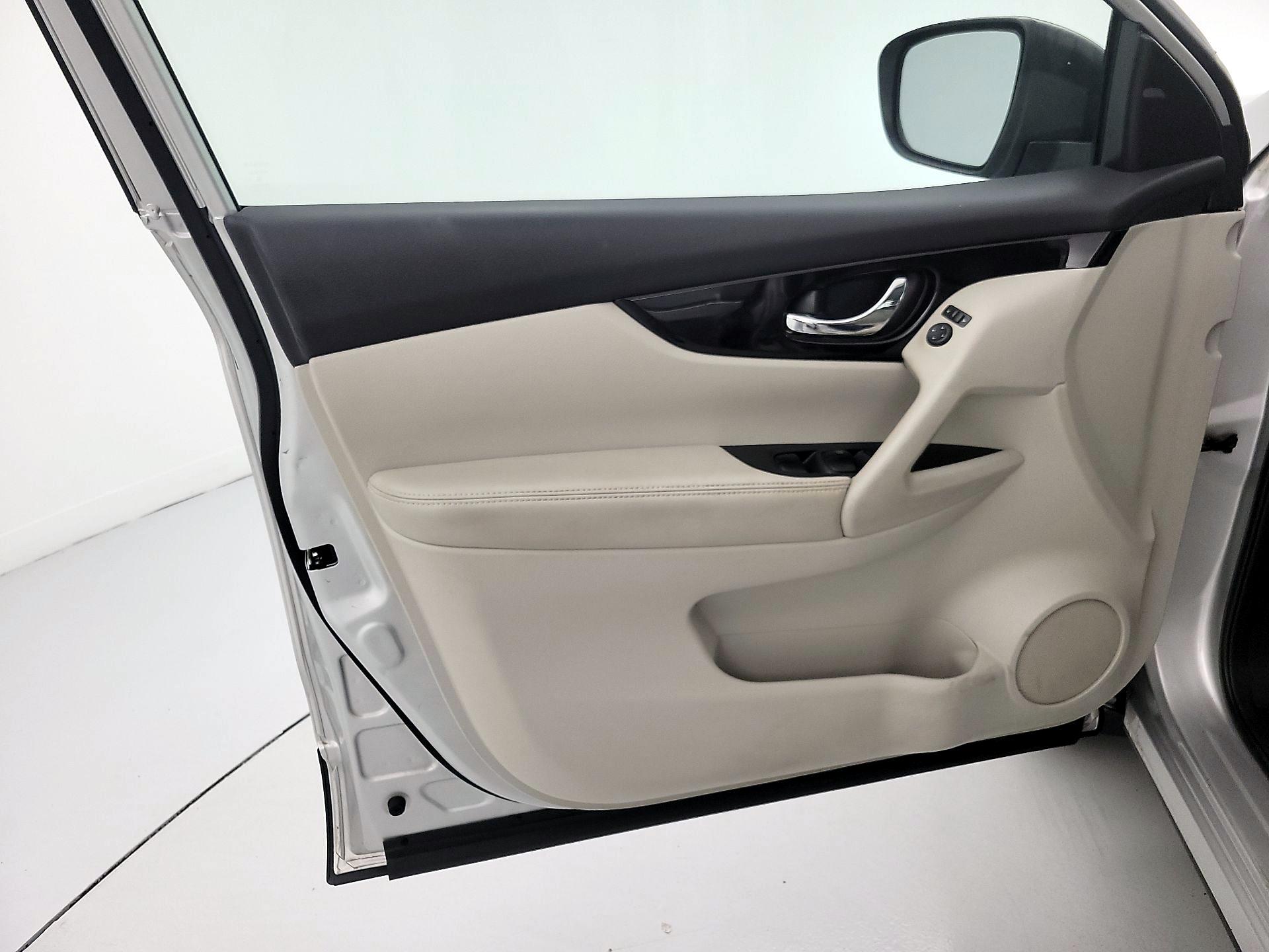 Thumbnail: 2018 Nissan Rogue Sport - 12