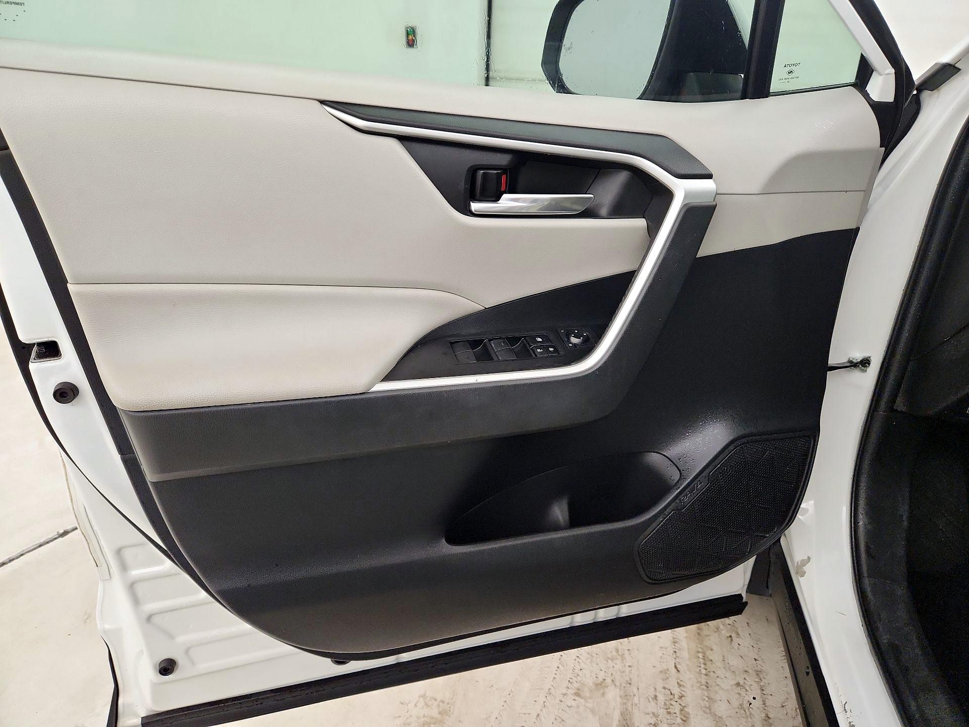 Thumbnail: 2021 Toyota RAV4 - 12