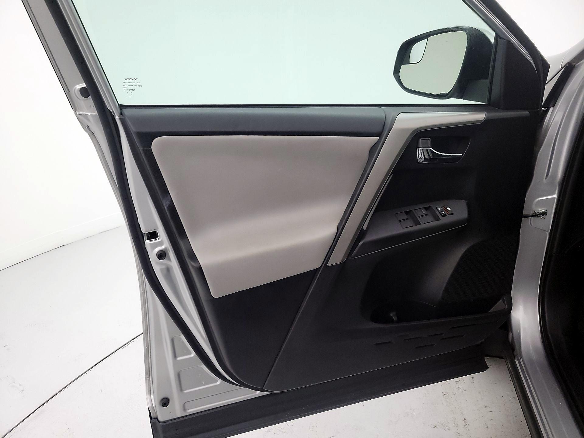 Thumbnail: 2016 Toyota RAV4 - 12