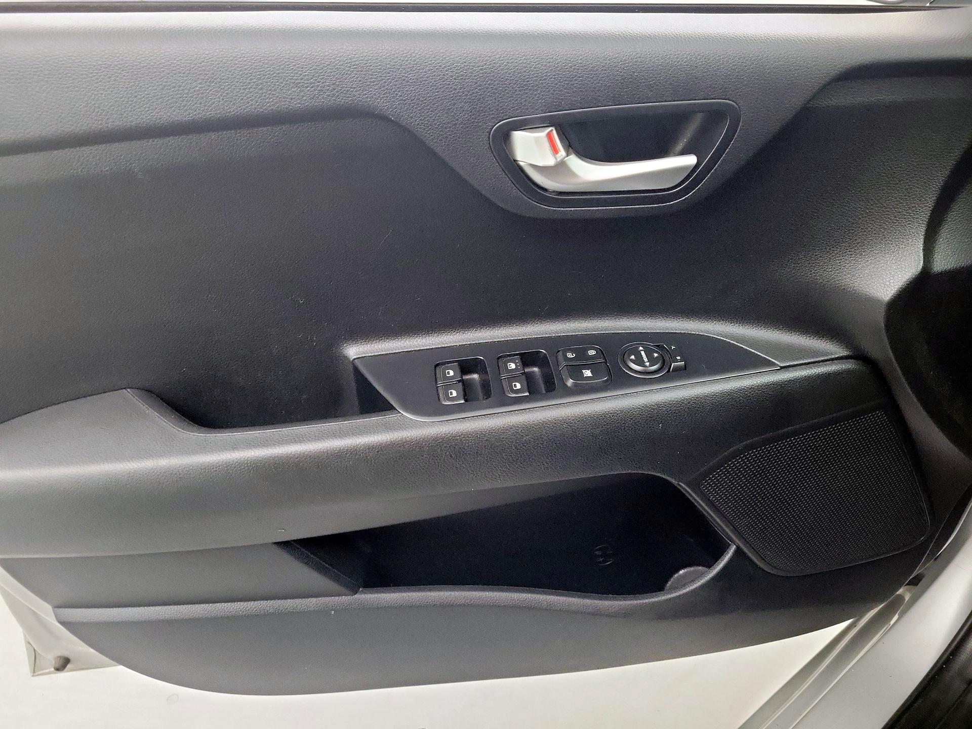 Thumbnail: 2020 Kia Rio - 12