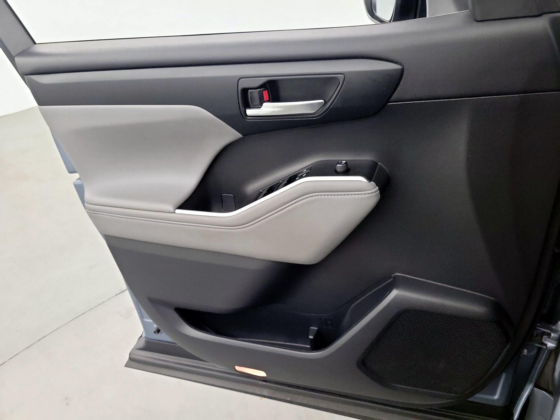 Thumbnail: 2021 Toyota Highlander - 12