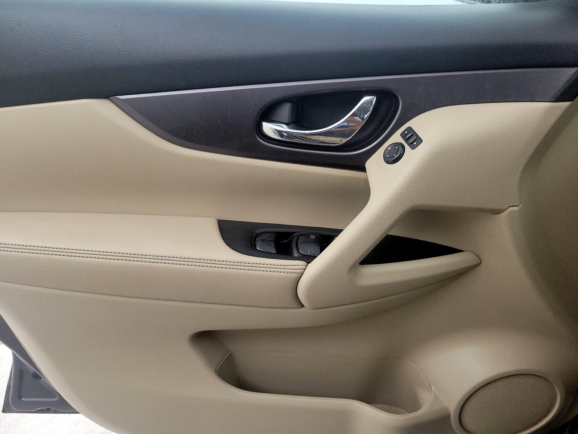 Thumbnail: 2016 Nissan Rogue - 12