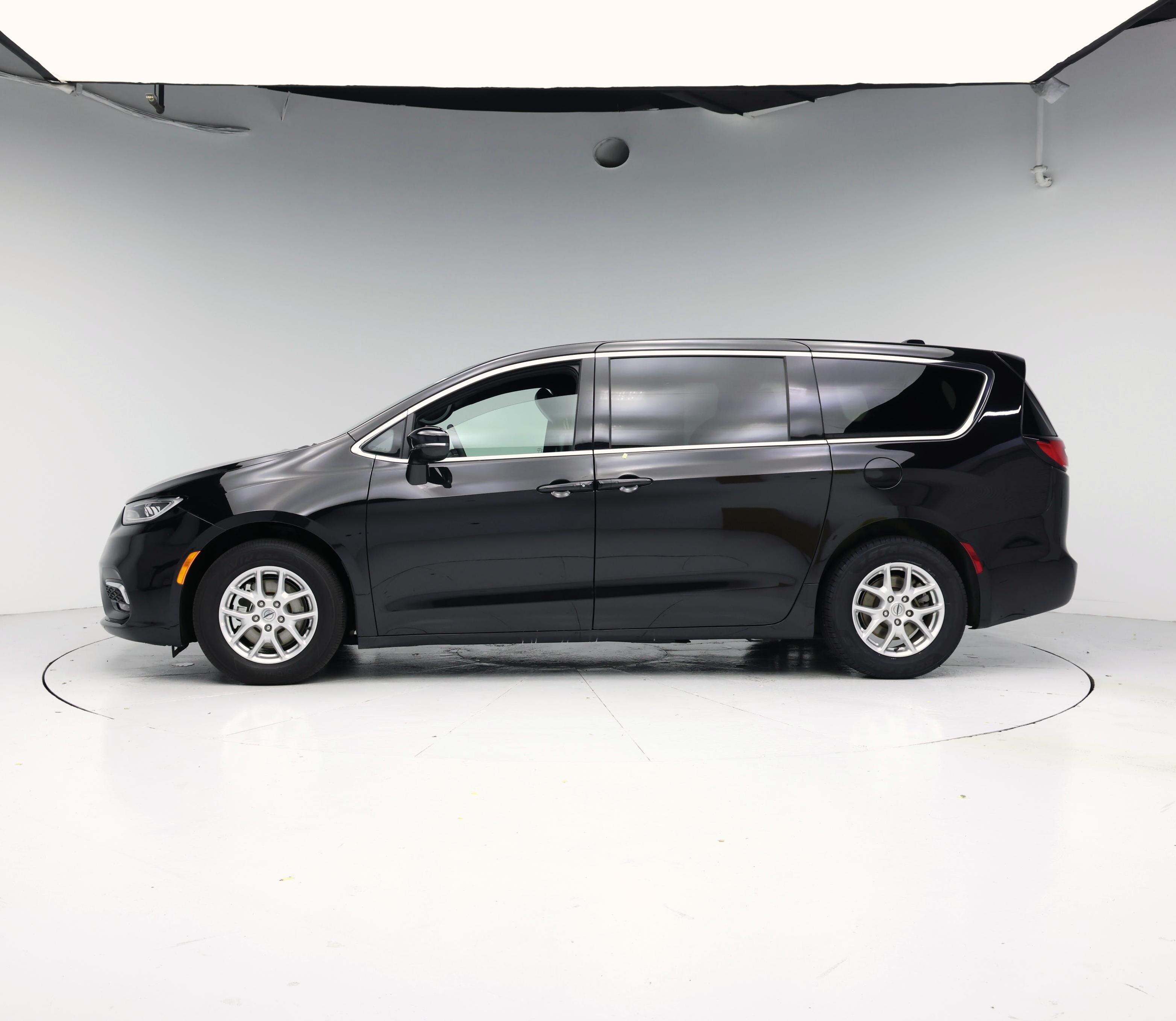 Thumbnail: 2025 Chrysler Pacifica - 3