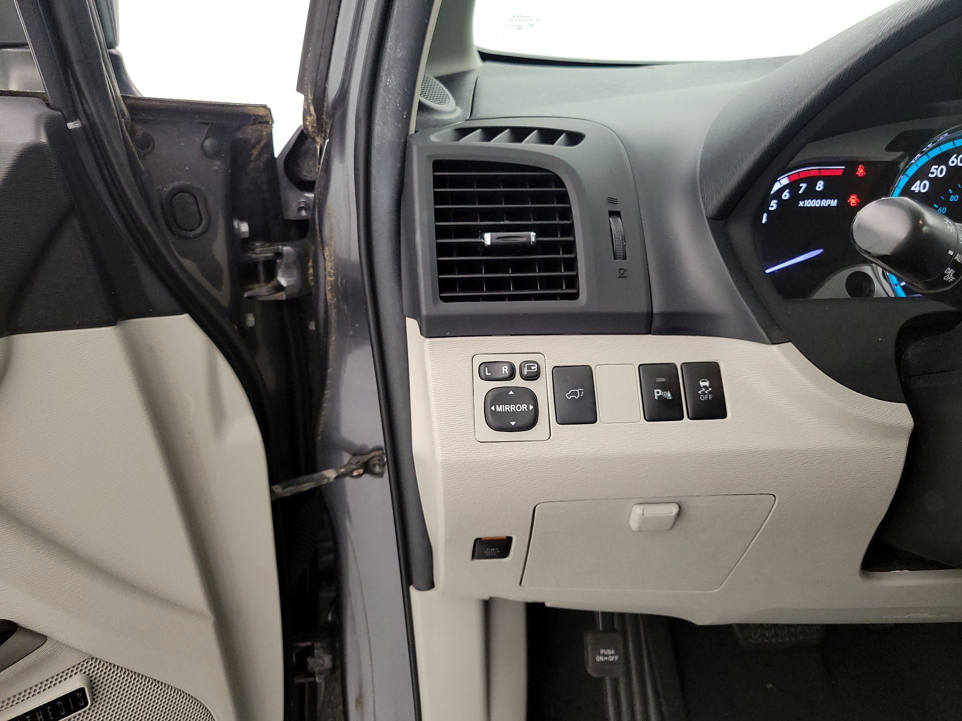 Thumbnail: 2014 Toyota Venza - 13