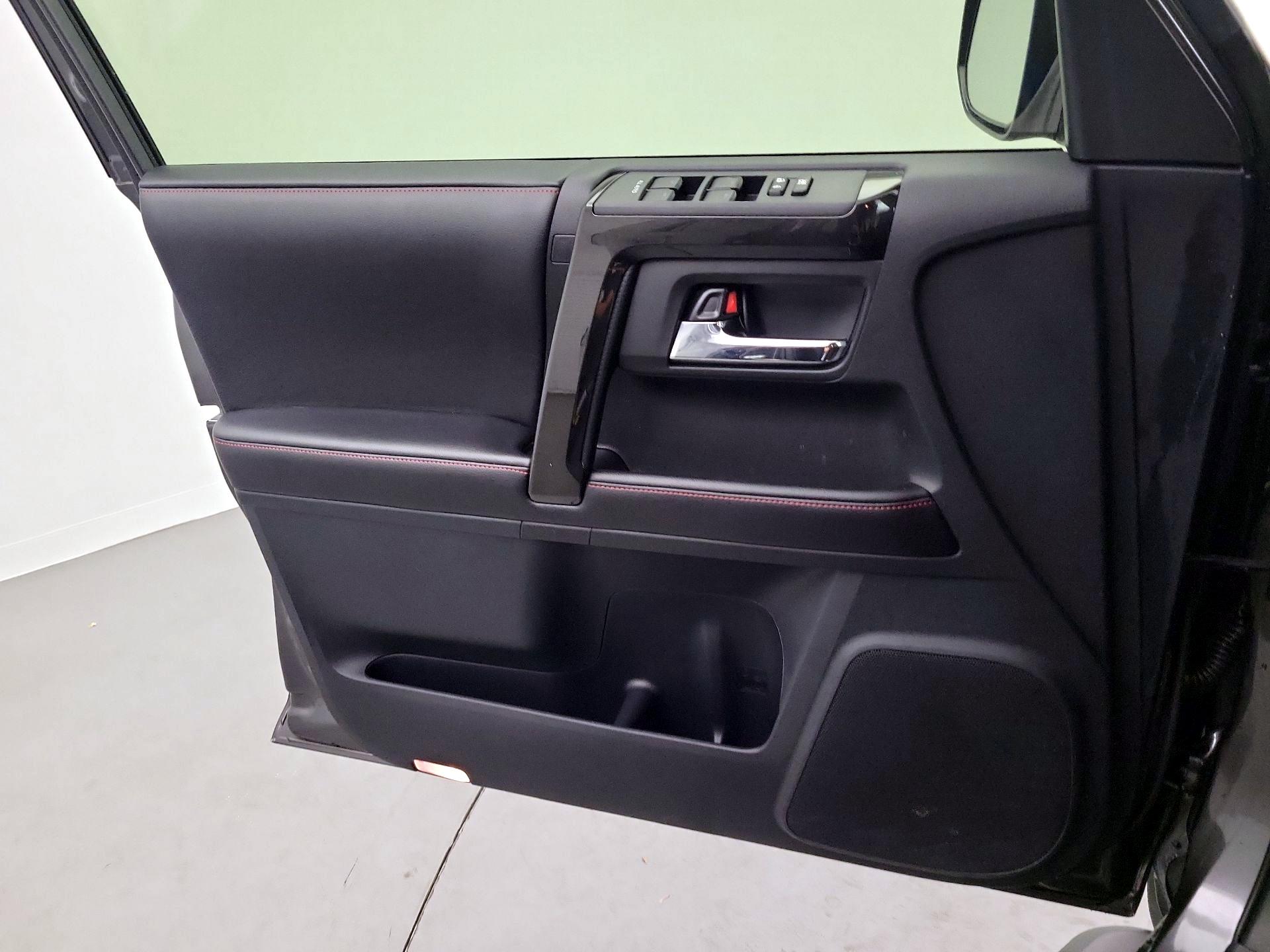 Thumbnail: 2016 Toyota 4Runner - 10