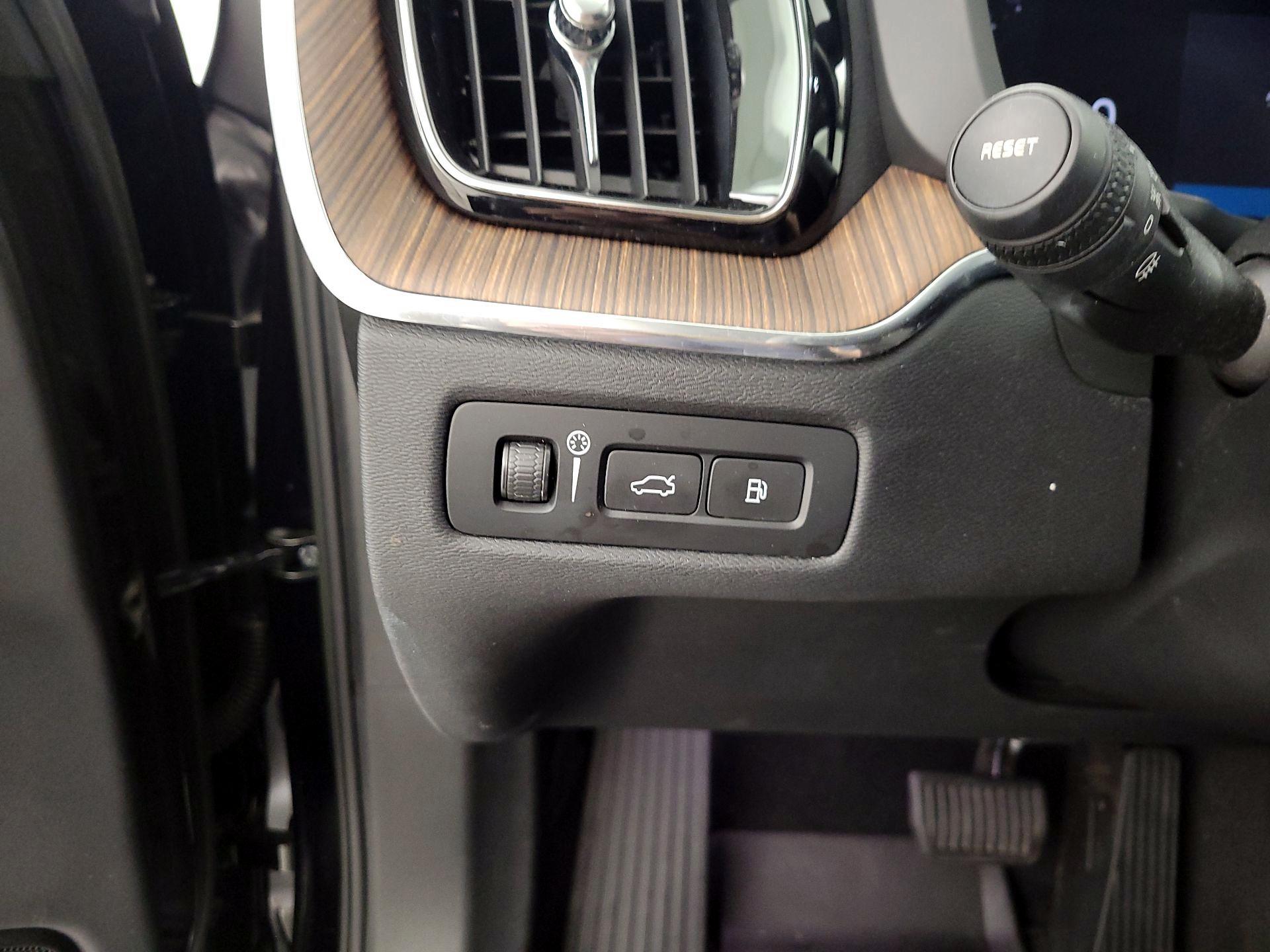 Thumbnail: 2022 Volvo XC60 - 13