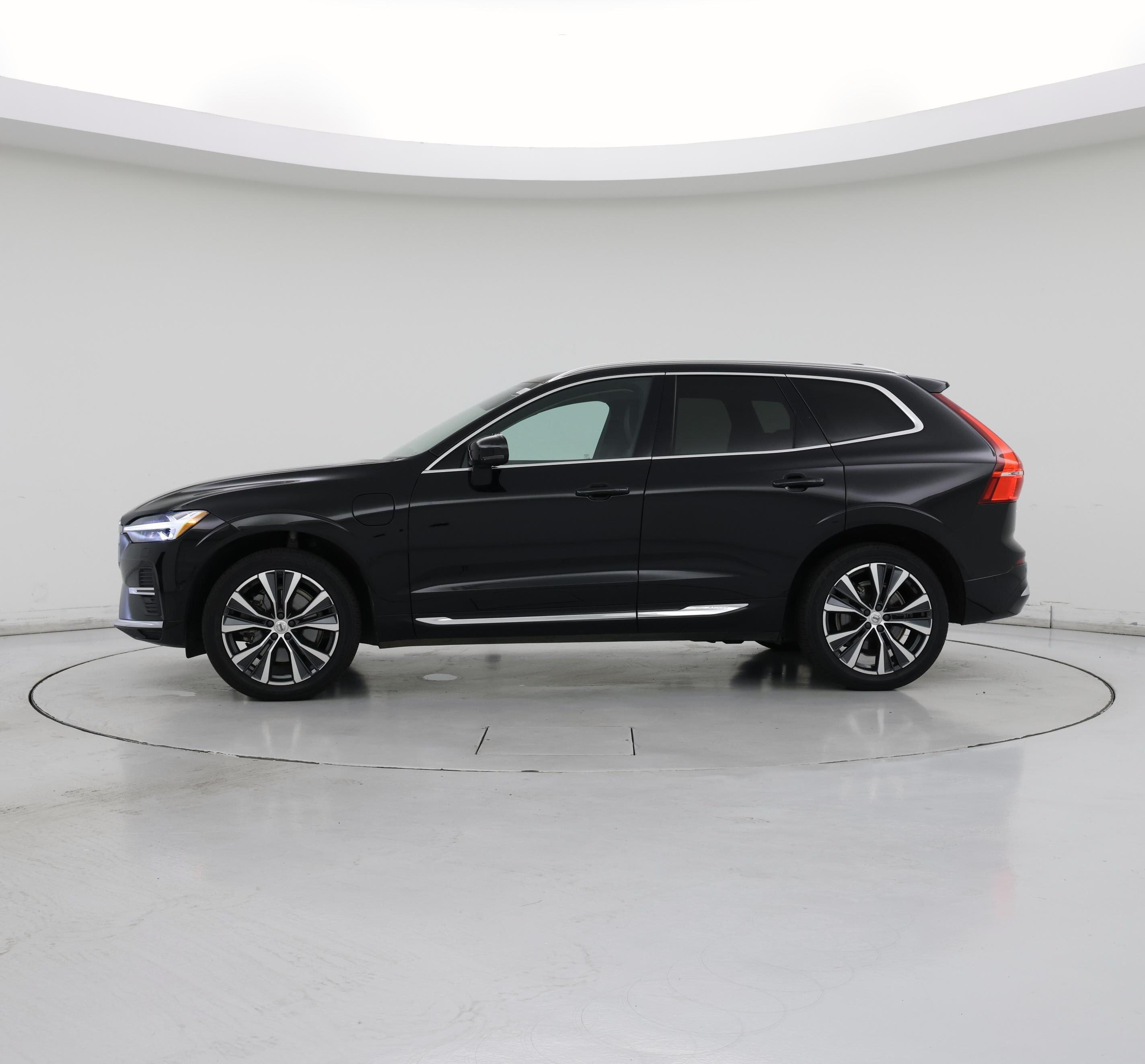 Thumbnail: 2022 Volvo XC60 - 3