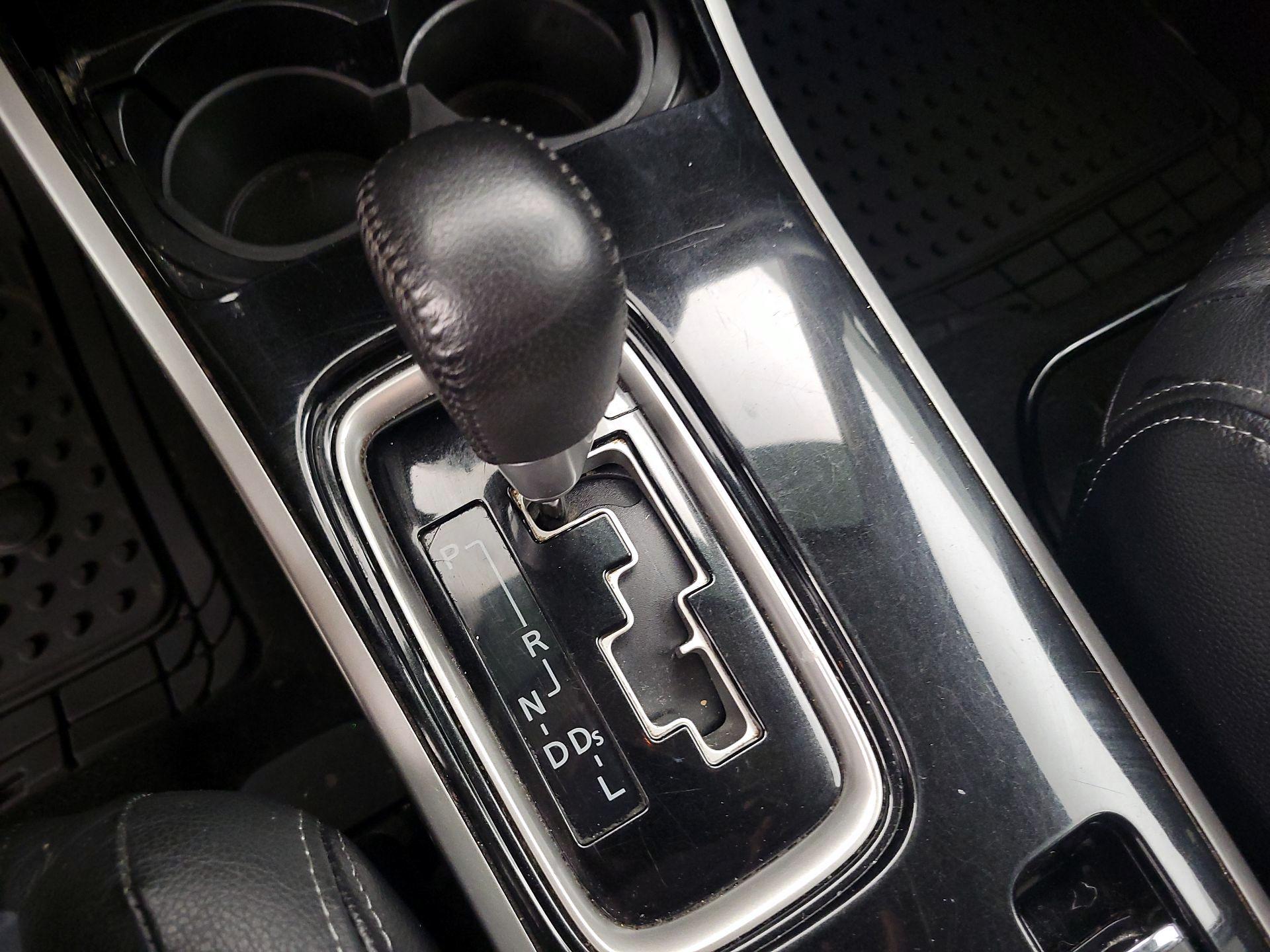Thumbnail: 2017 Mitsubishi Outlander - 16