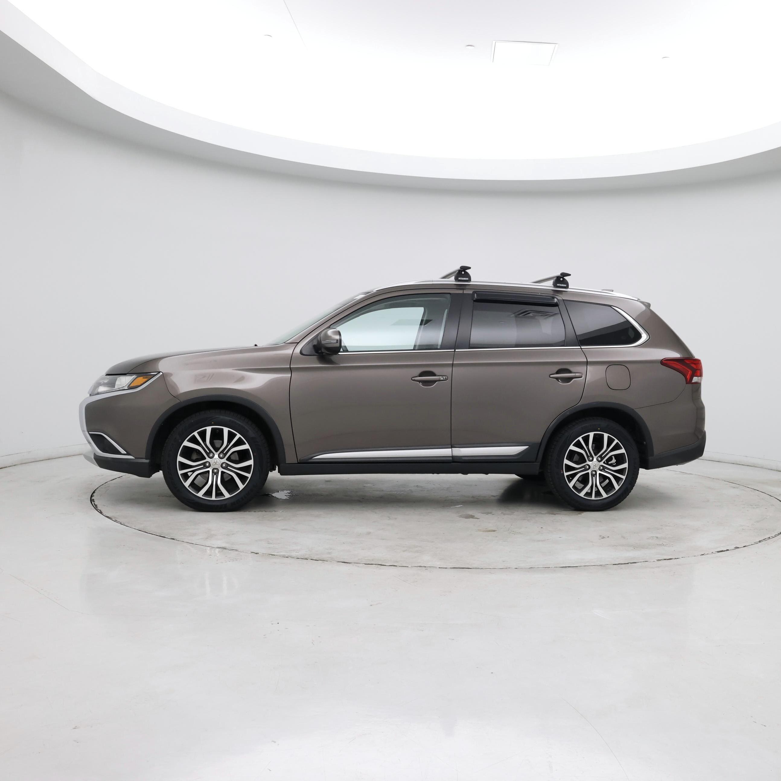 Thumbnail: 2017 Mitsubishi Outlander - 2