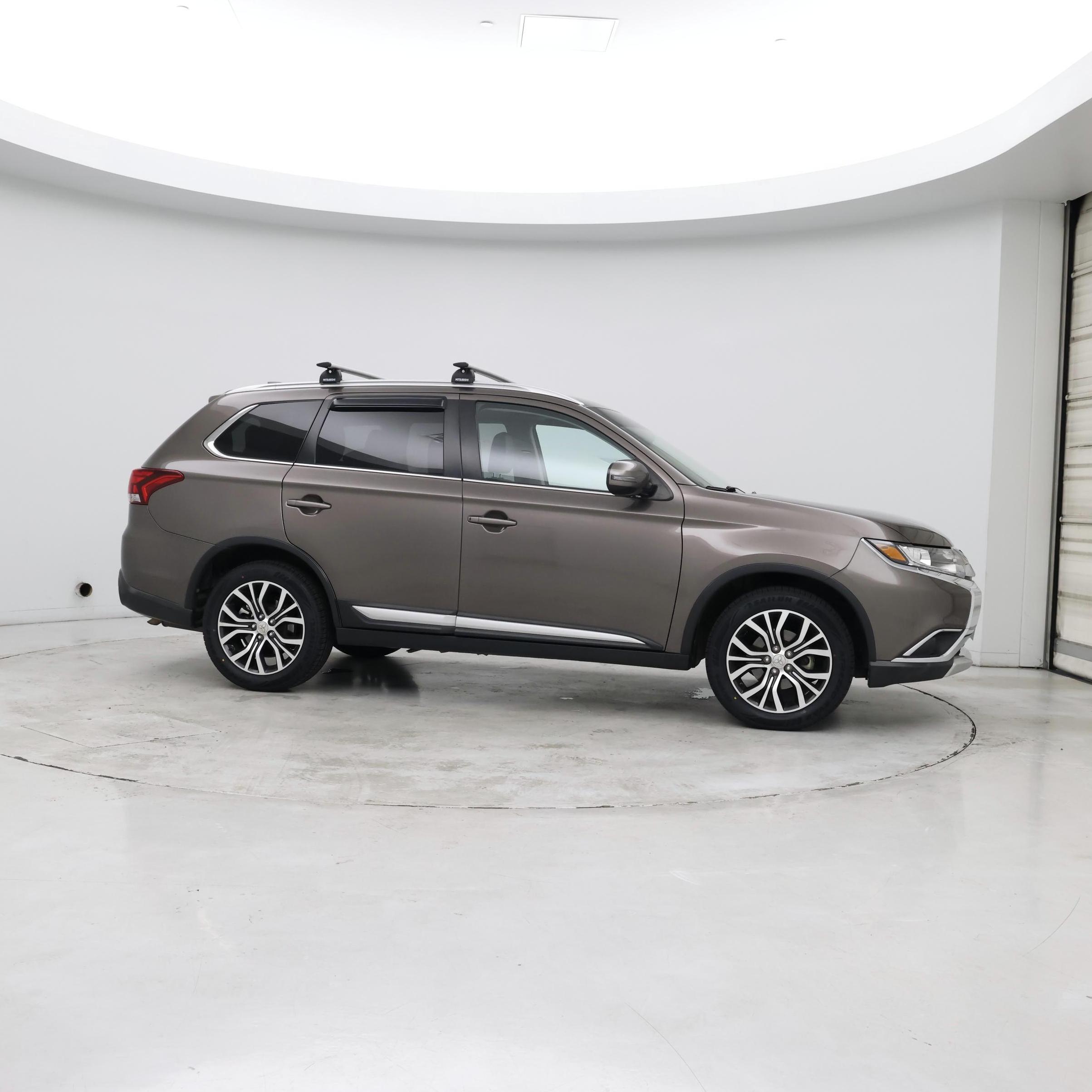 Thumbnail: 2017 Mitsubishi Outlander - 7