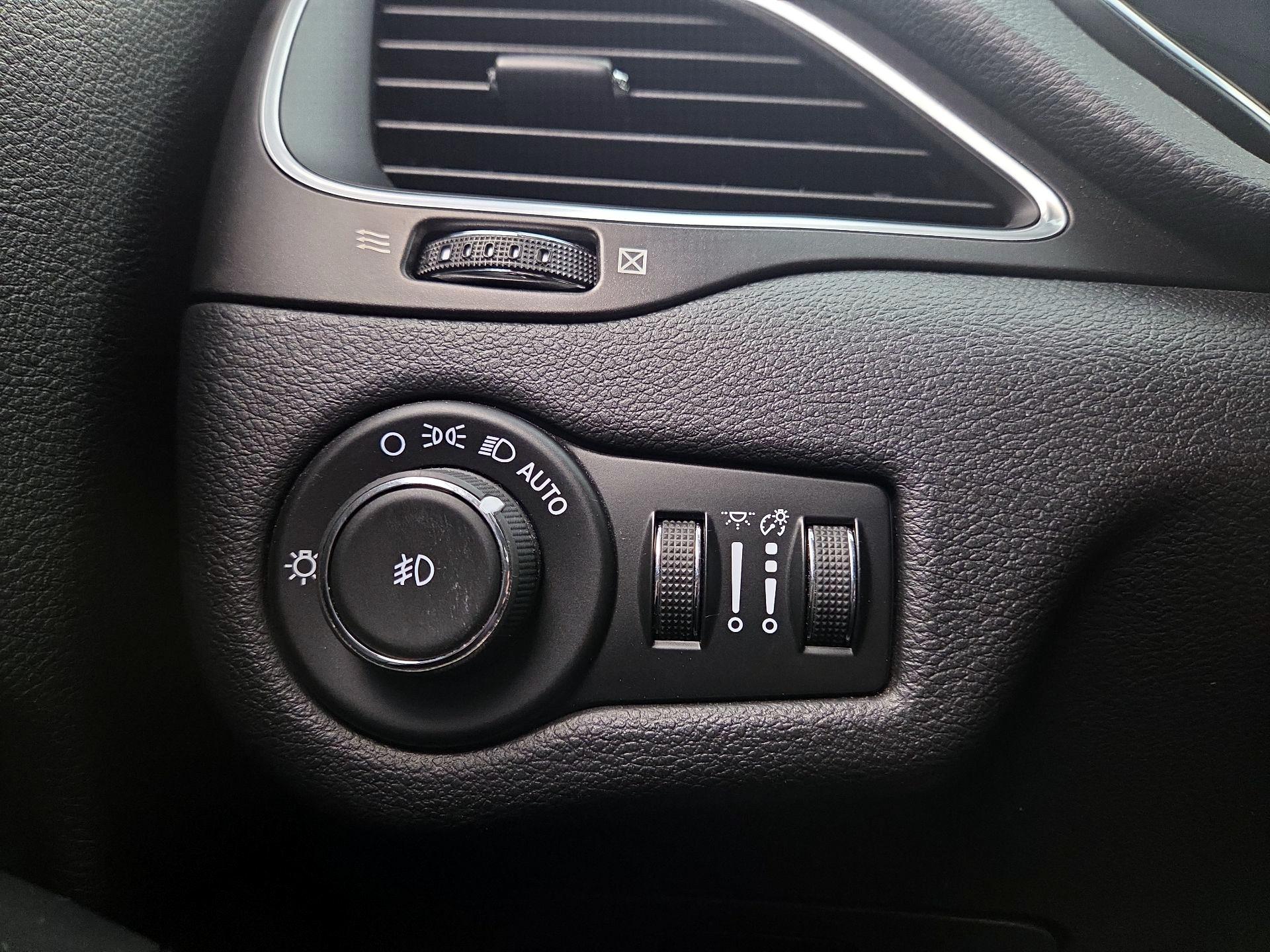Thumbnail: 2019 Jeep Cherokee - 13