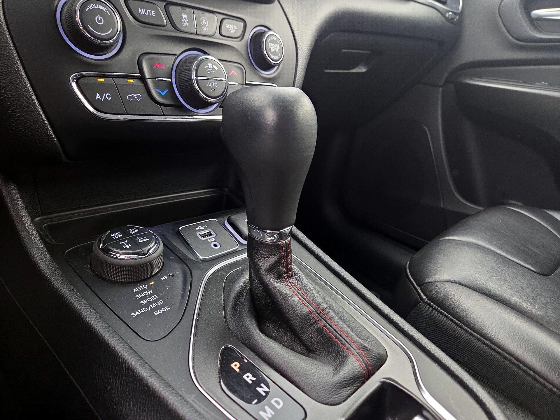 Thumbnail: 2019 Jeep Cherokee - 17