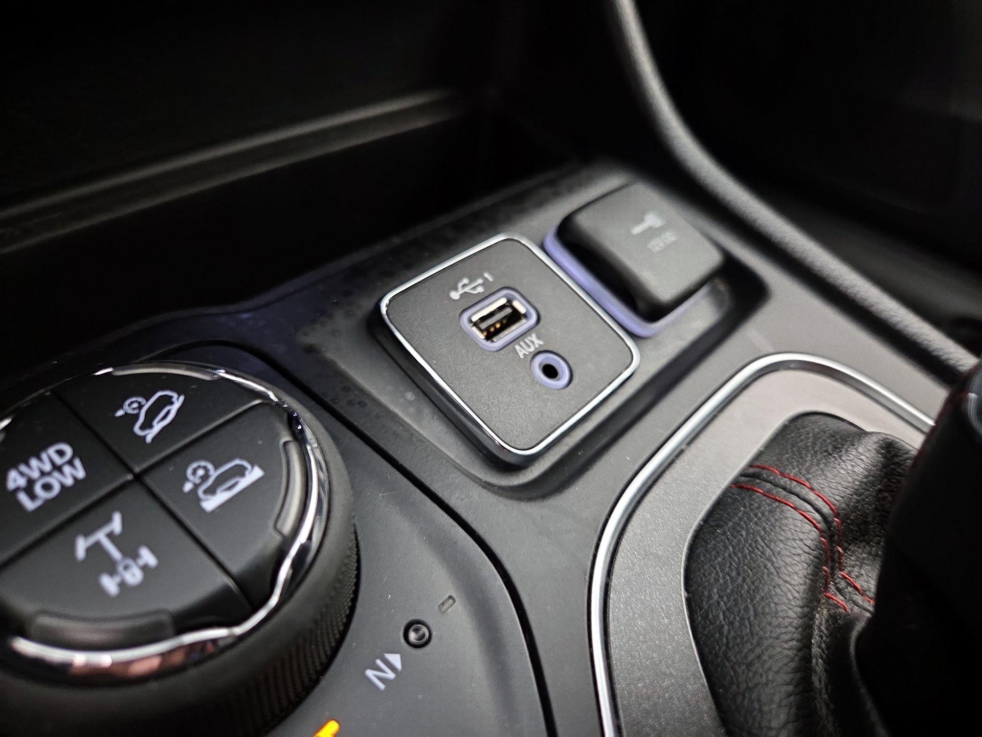 Thumbnail: 2019 Jeep Cherokee - 18