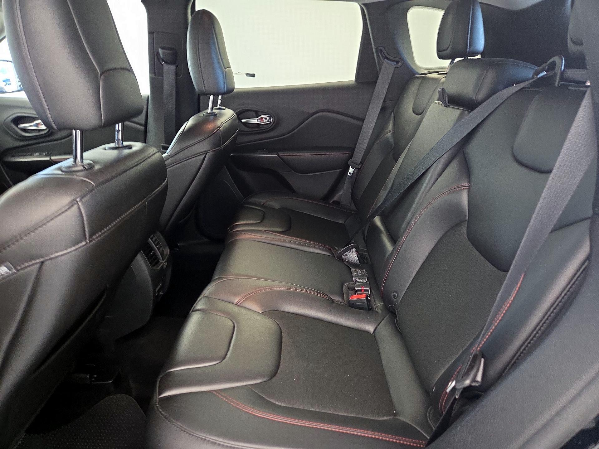 Thumbnail: 2019 Jeep Cherokee - 19