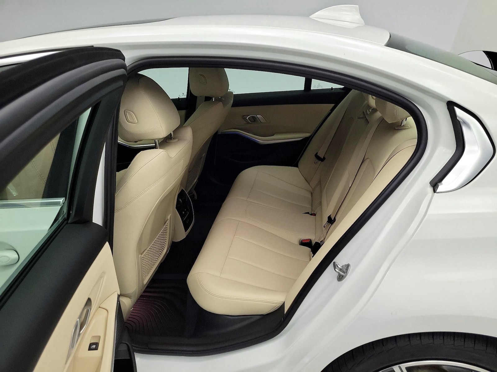 2021 BMW 3 Series 330e - Photo 22