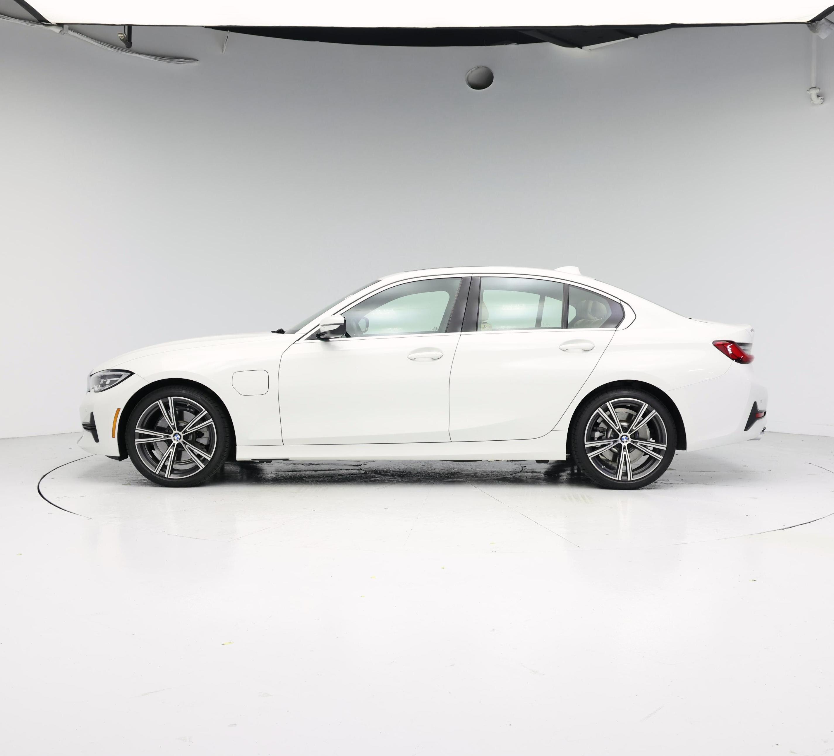 Thumbnail: 2021 BMW 3 Series - 3