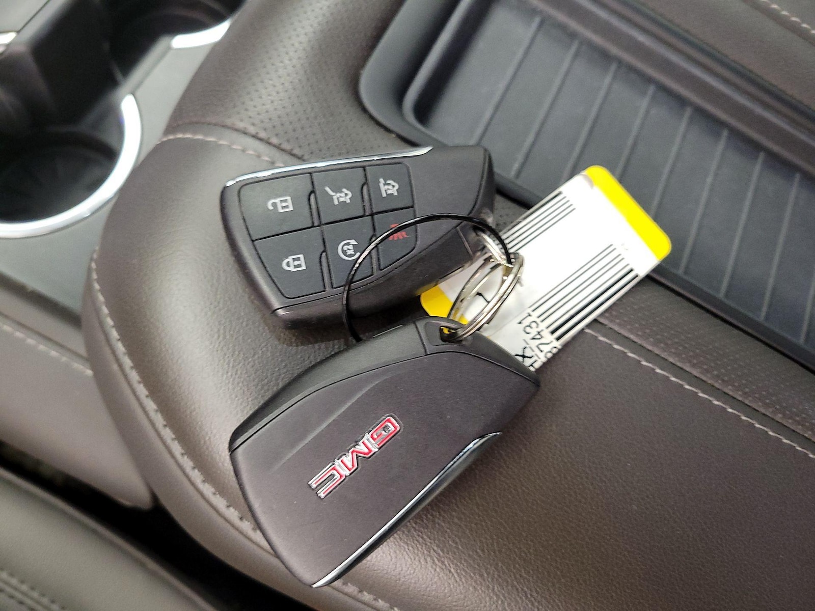 2023 GMC Yukon SLT - Photo 23
