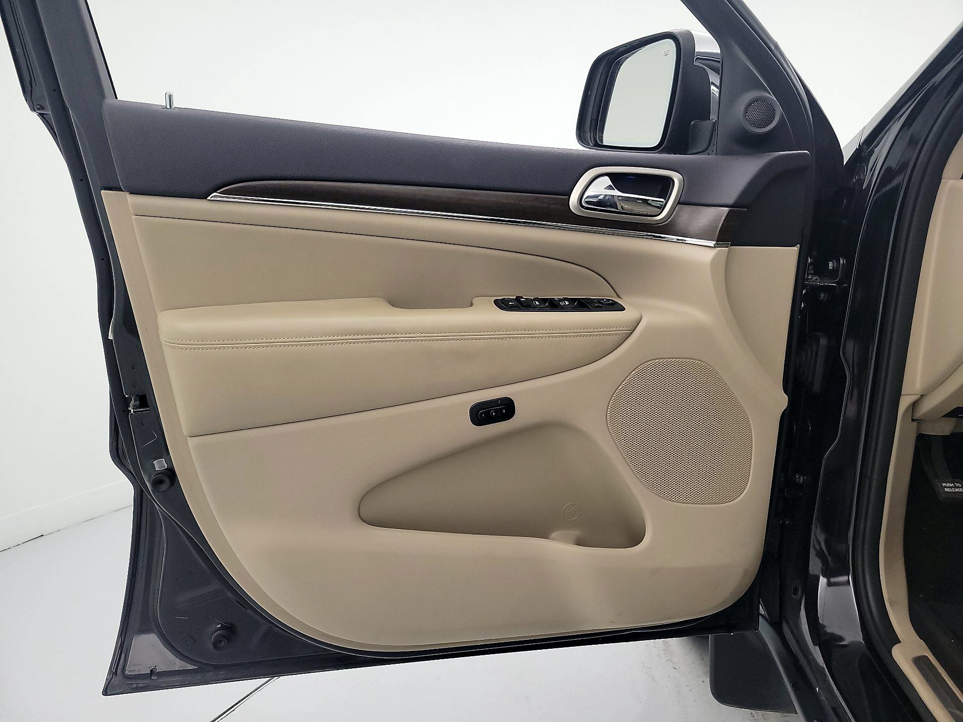 Thumbnail: 2015 Jeep Grand Cherokee - 12