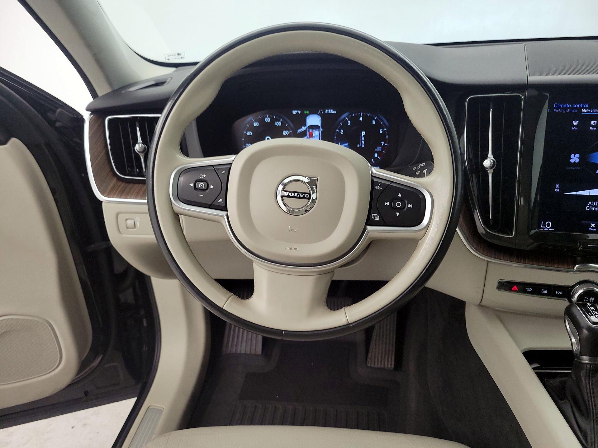 Thumbnail: 2021 Volvo XC60 - 10