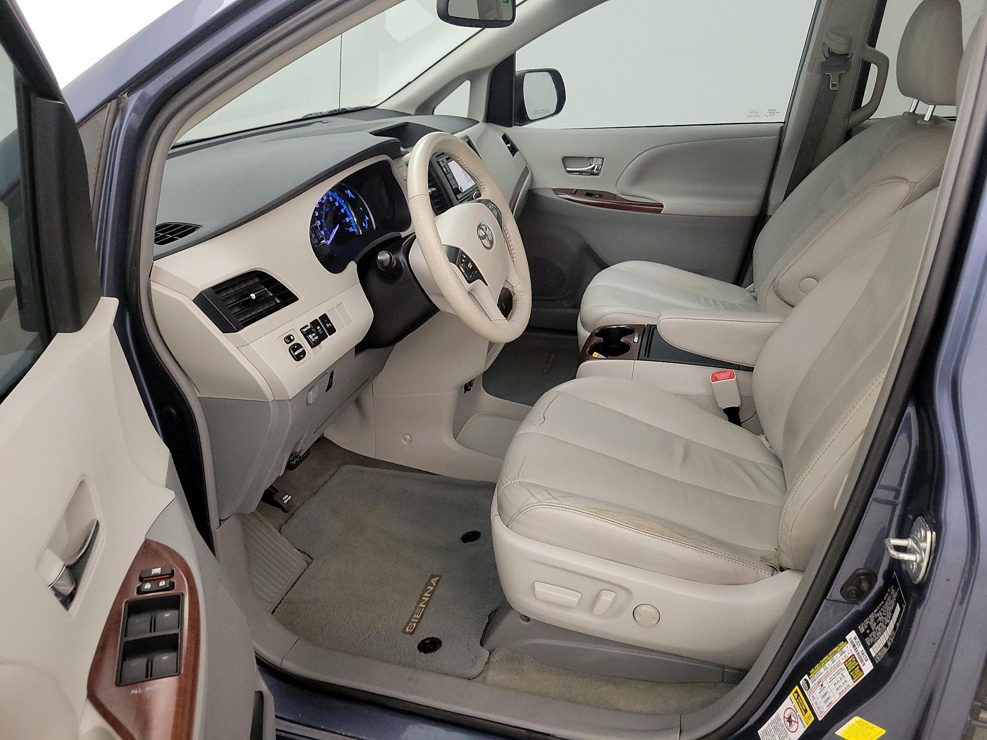 Thumbnail: 2014 Toyota Sienna - 9