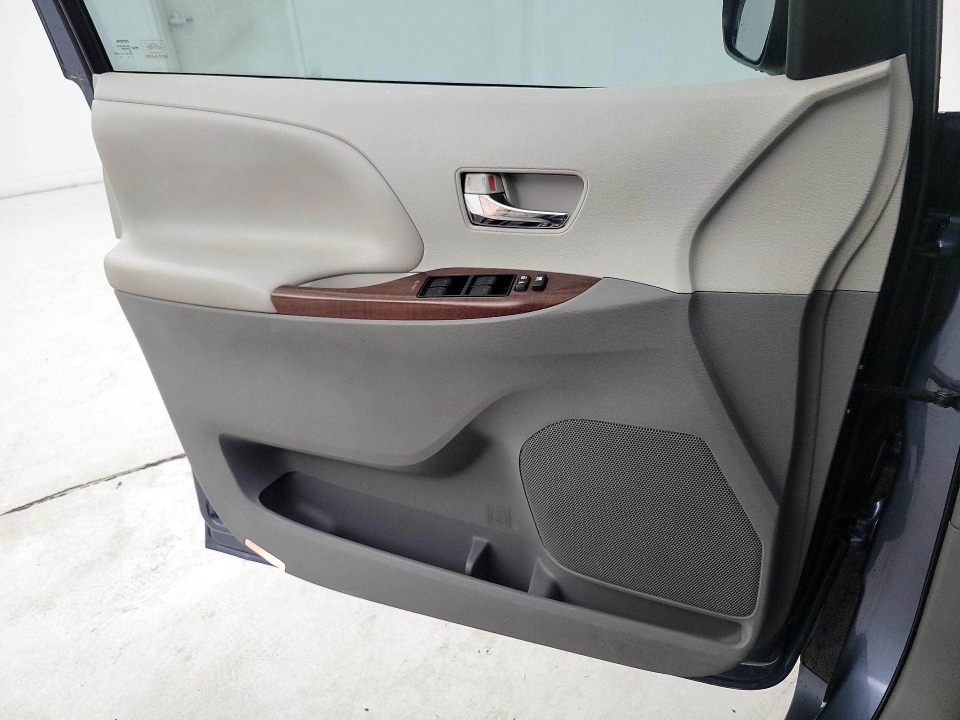 Thumbnail: 2014 Toyota Sienna - 10