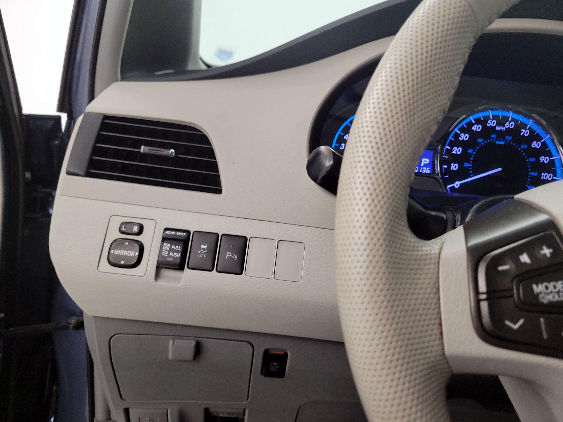 Thumbnail: 2014 Toyota Sienna - 11