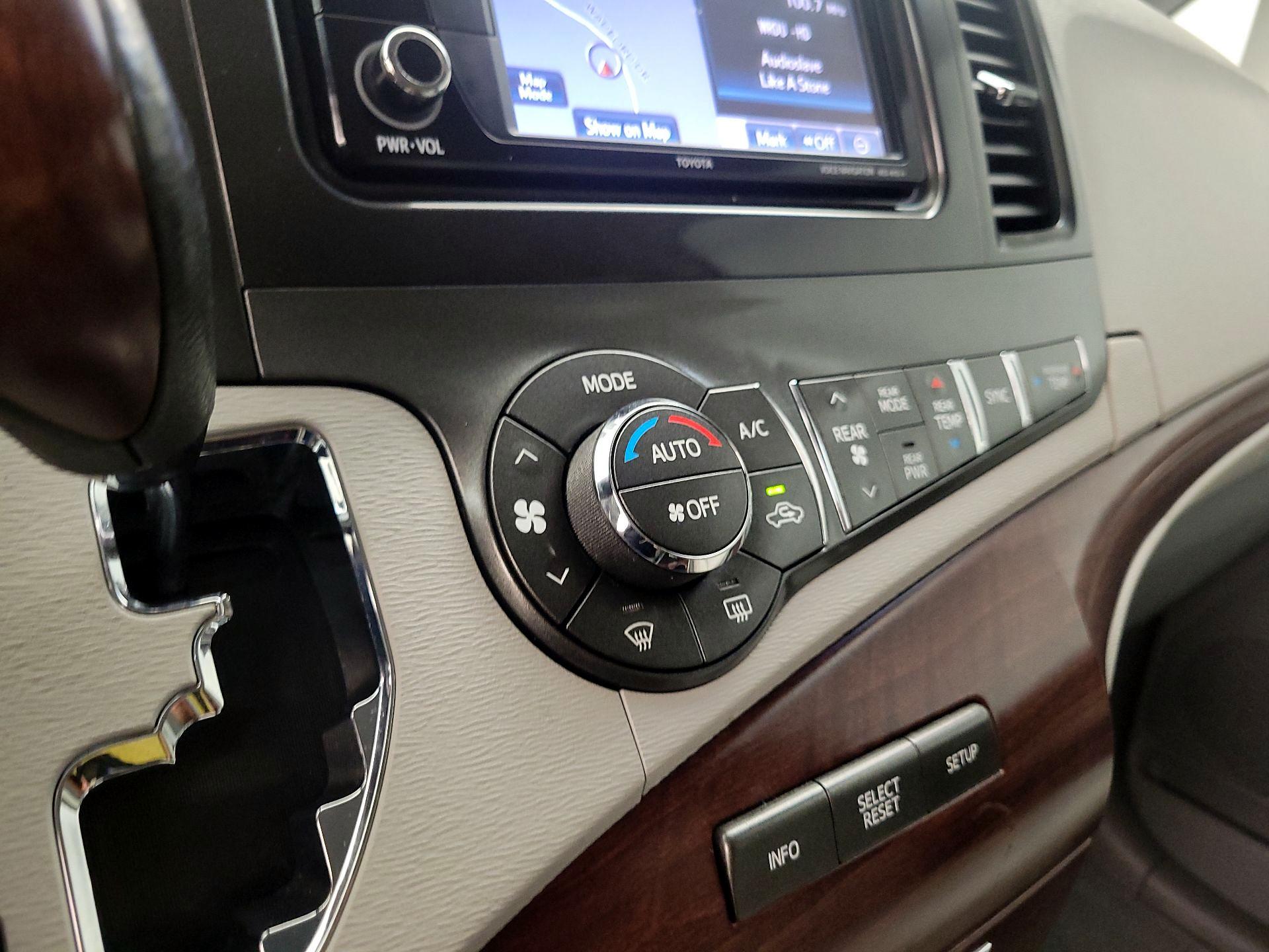 Thumbnail: 2014 Toyota Sienna - 14
