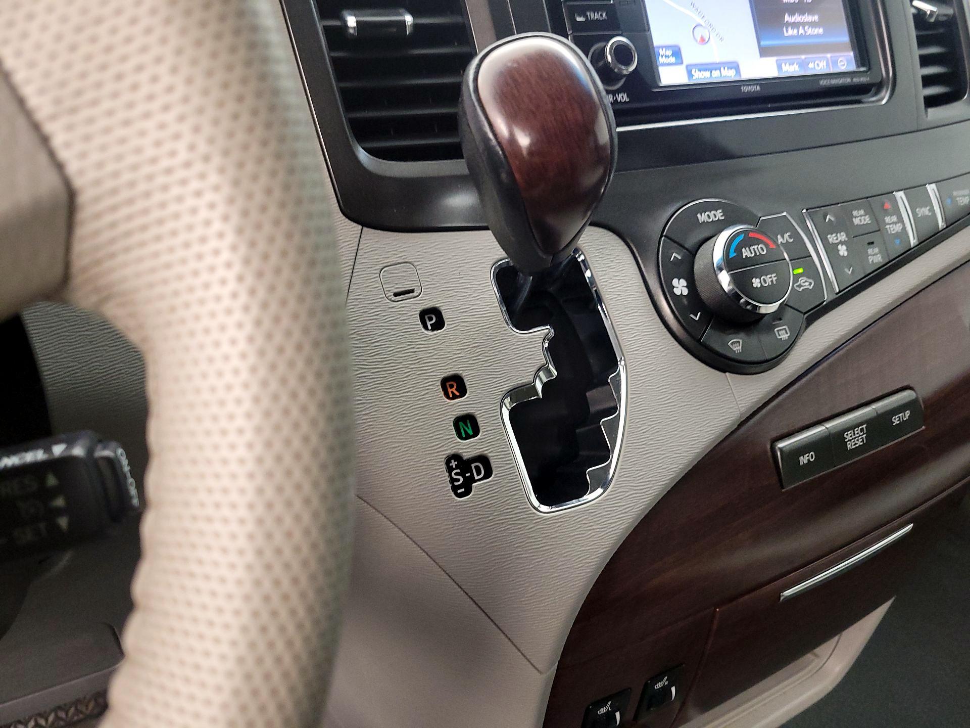 Thumbnail: 2014 Toyota Sienna - 15