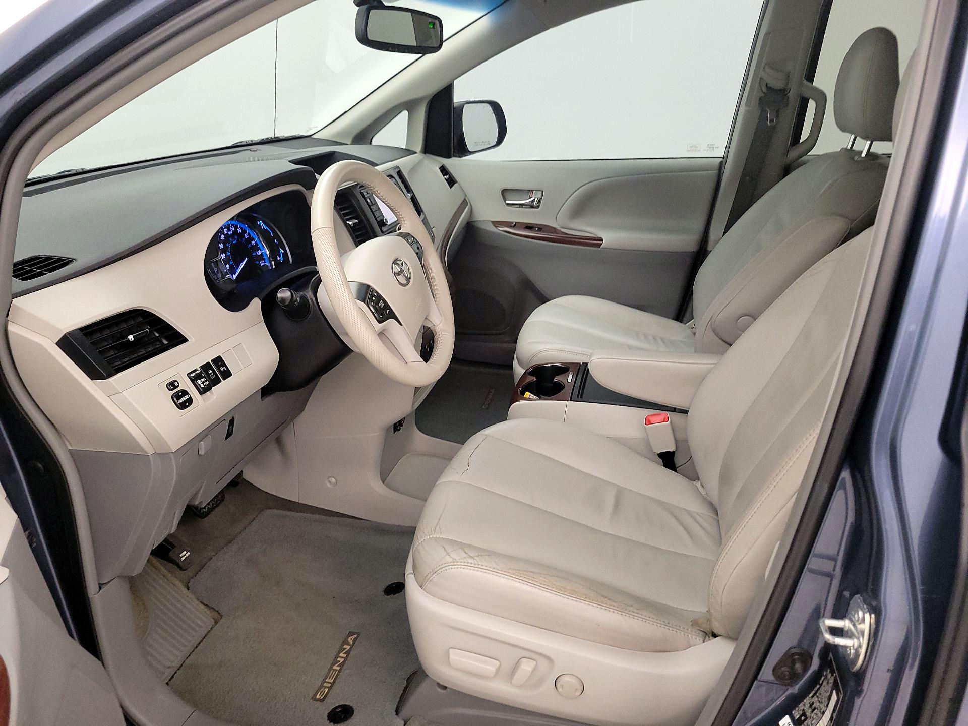 Thumbnail: 2014 Toyota Sienna - 17