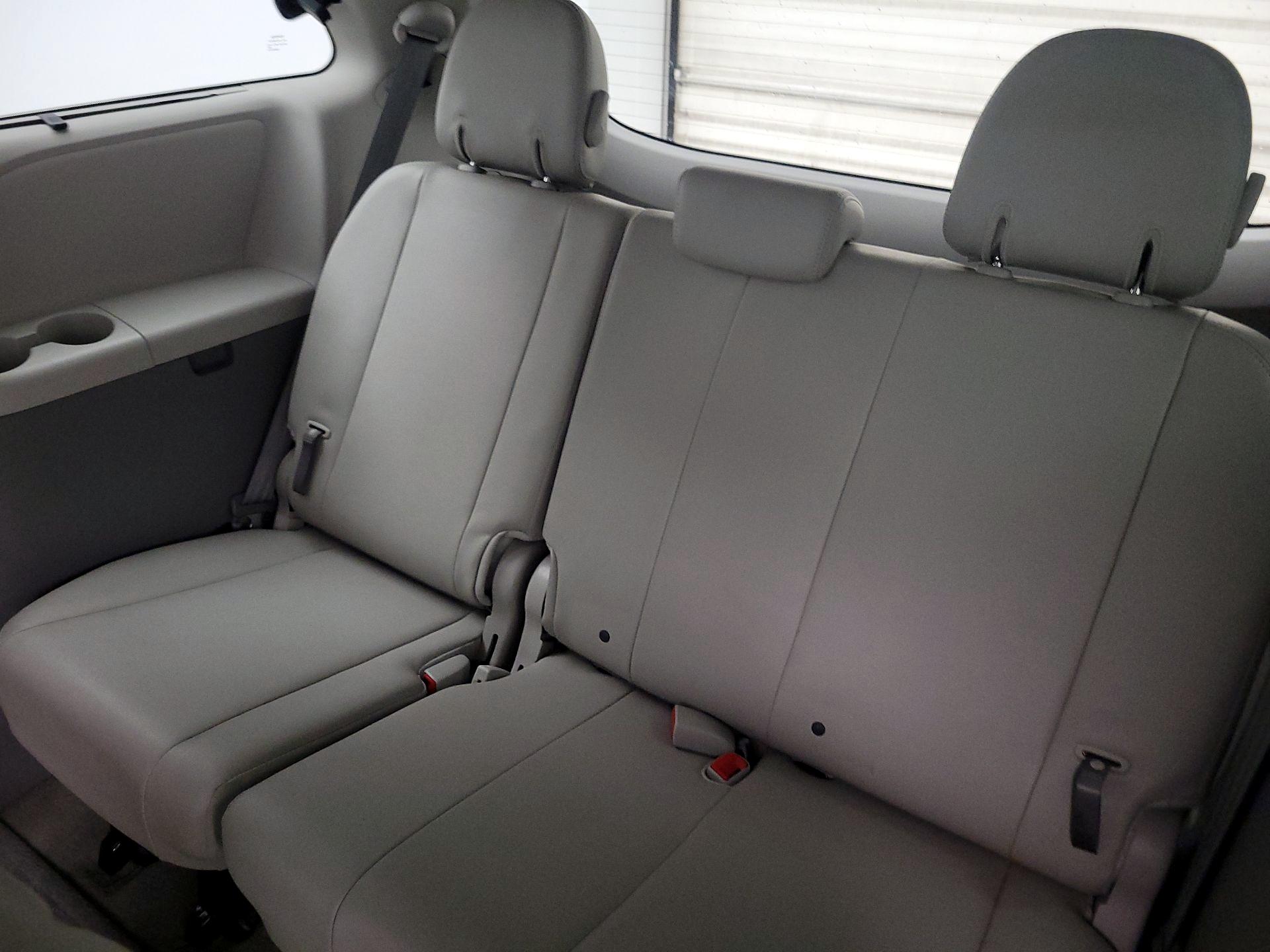 Thumbnail: 2014 Toyota Sienna - 19
