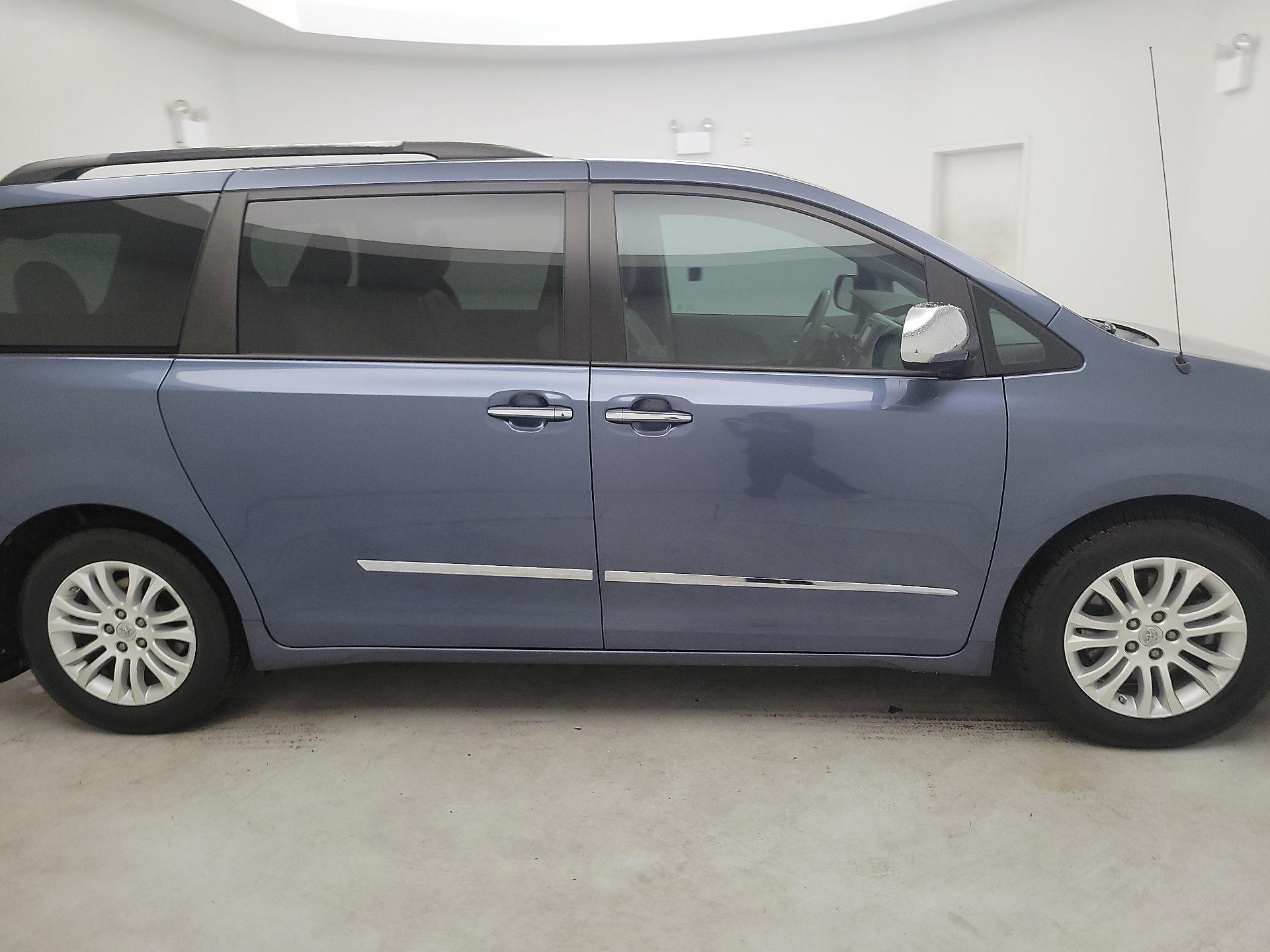 Thumbnail: 2014 Toyota Sienna - 4