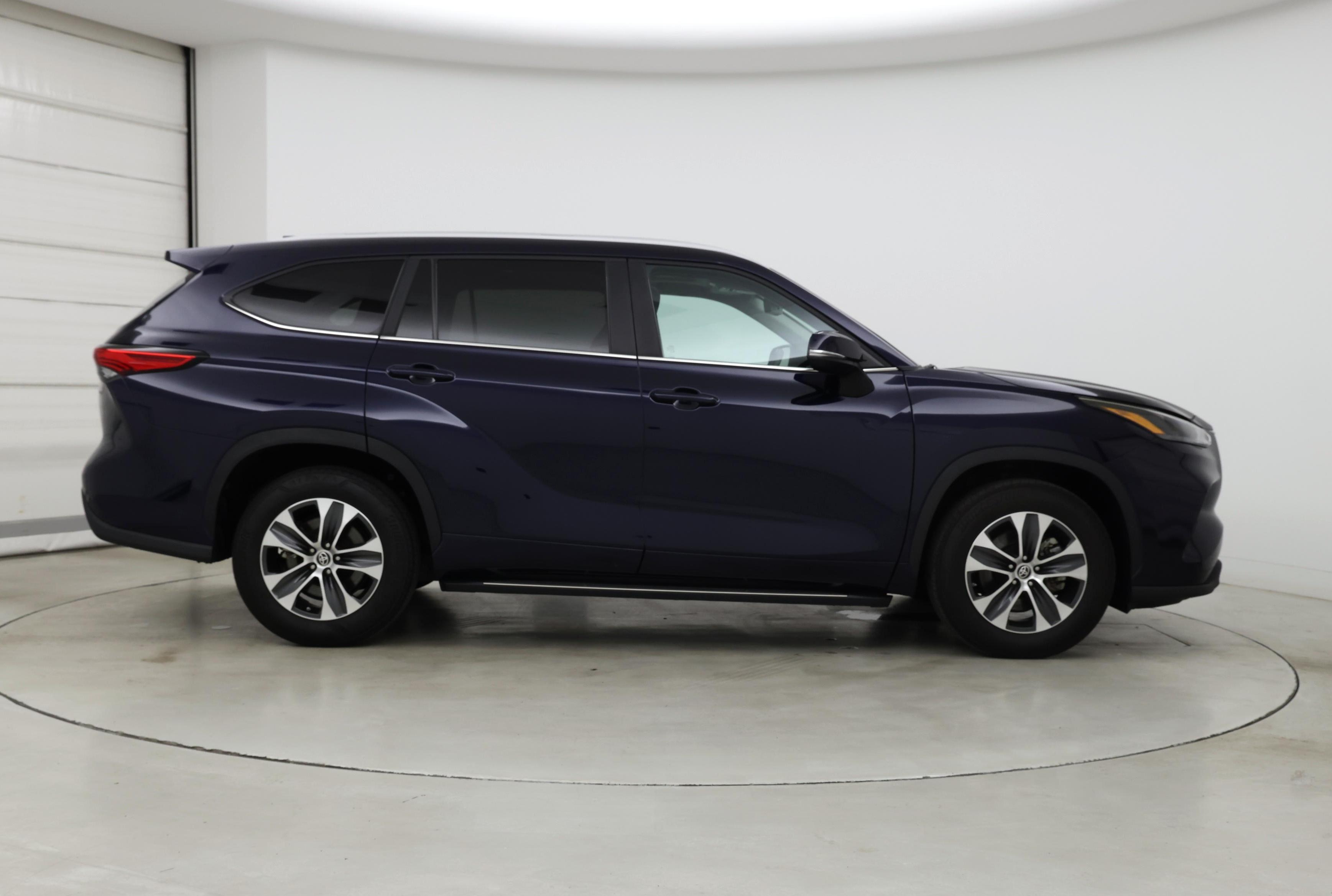 Thumbnail: 2023 Toyota Highlander - 7