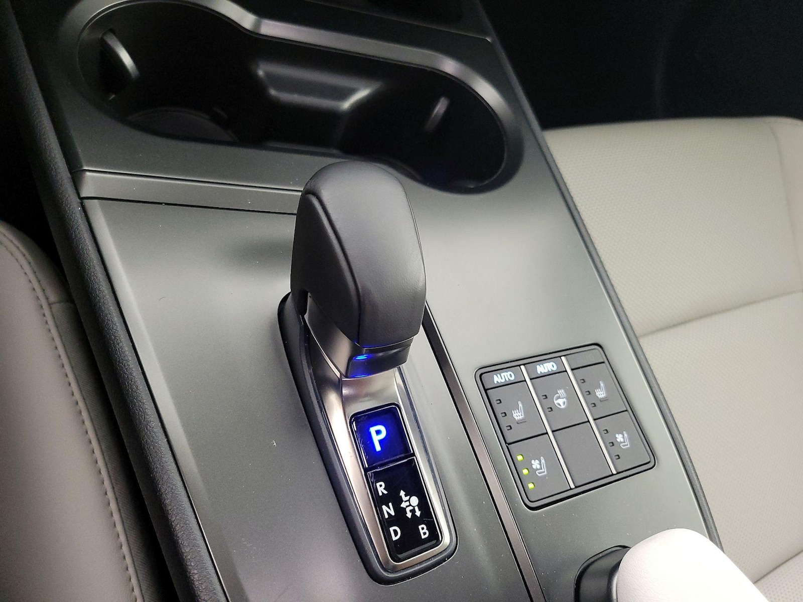 2025 Lexus UX Hybrid 300h Premium - Photo 18