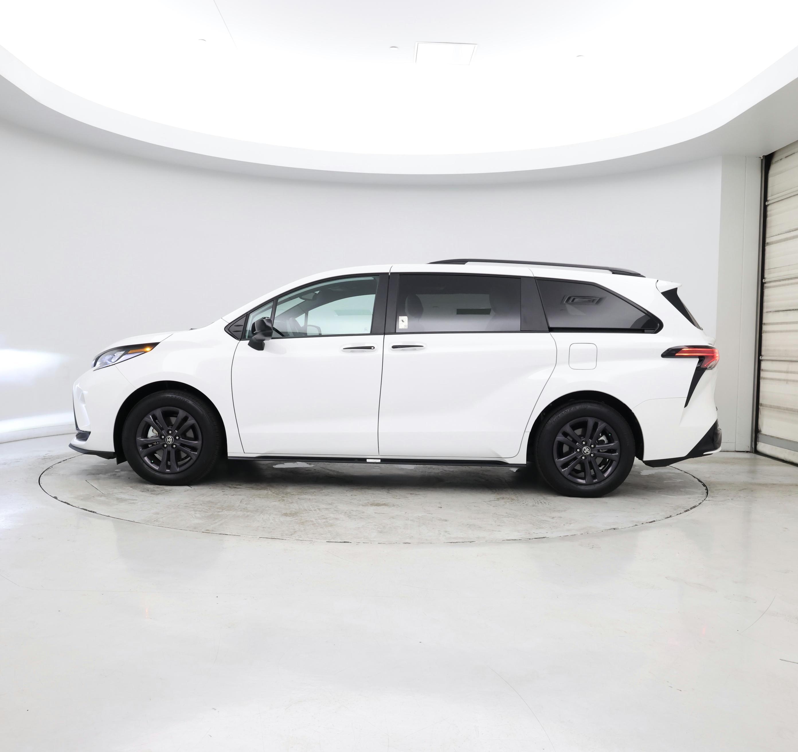 Thumbnail: 2026 Toyota Sienna - 2