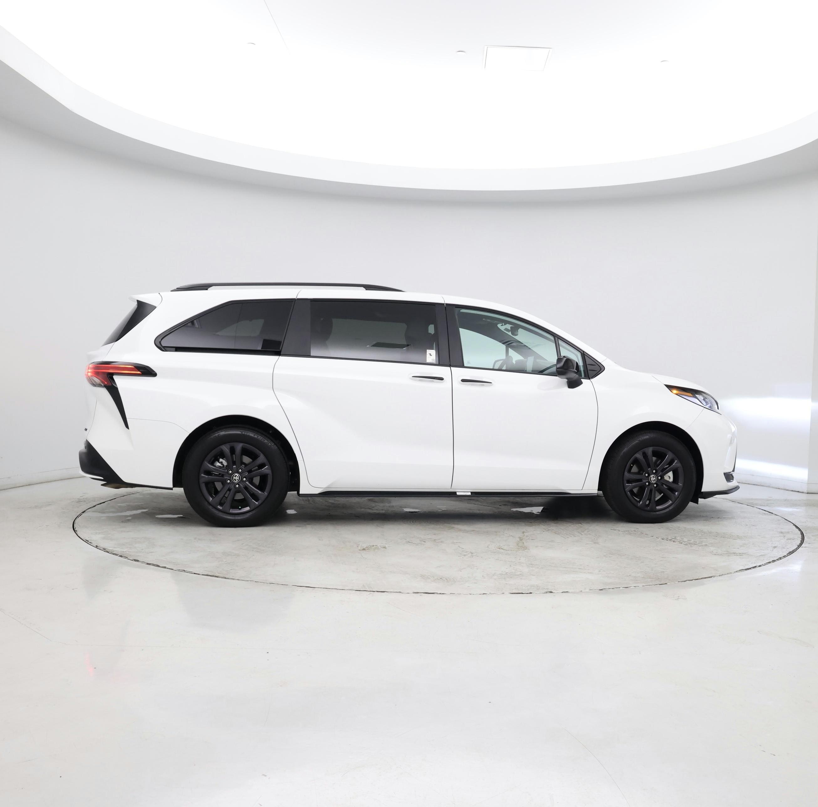Thumbnail: 2026 Toyota Sienna - 8