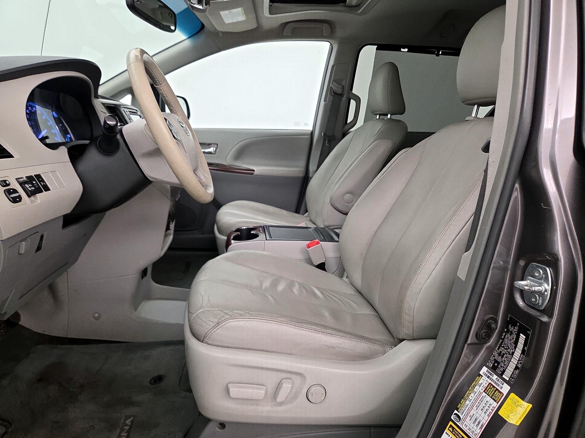 Thumbnail: 2014 Toyota Sienna - 11