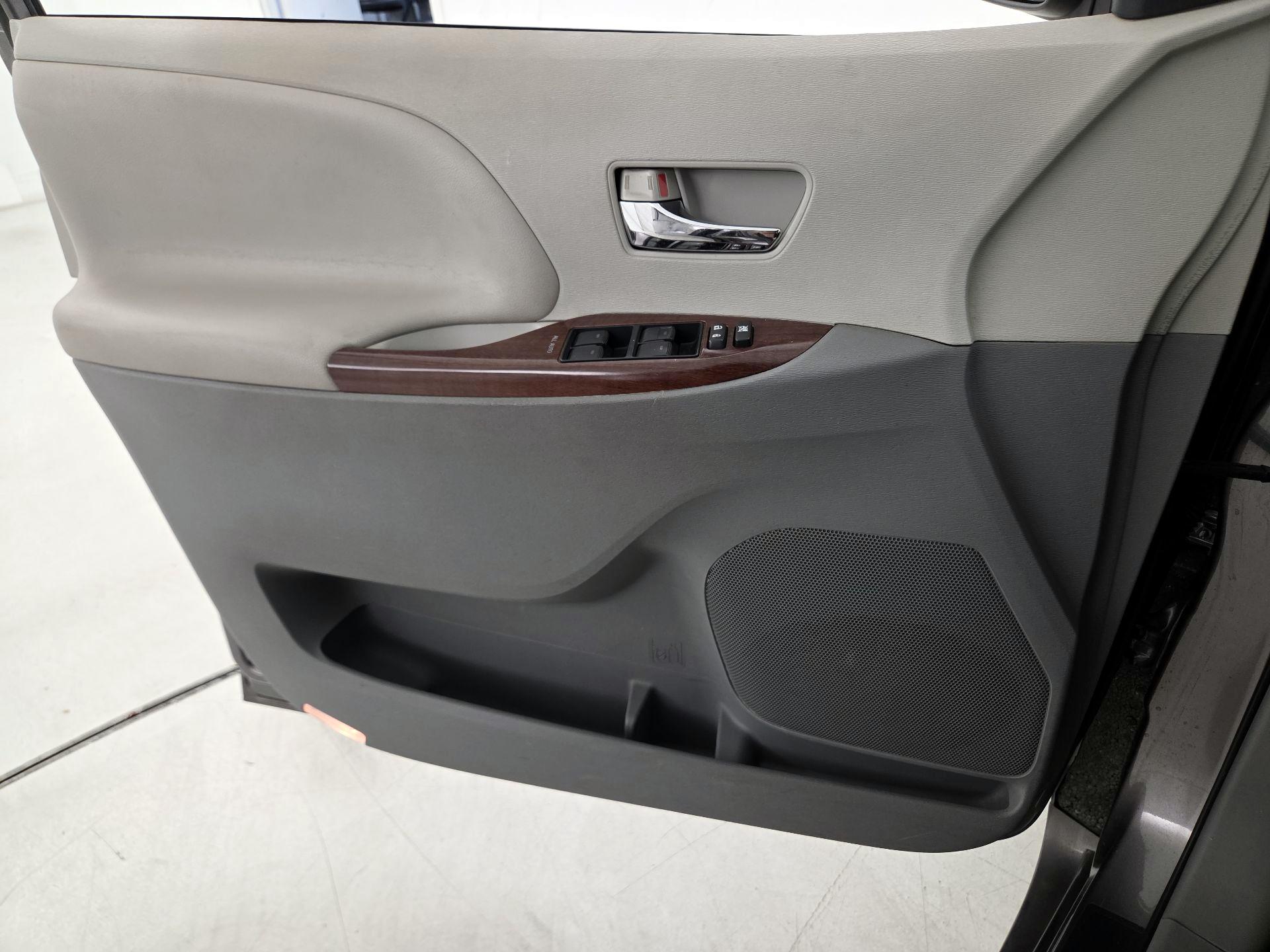 Thumbnail: 2014 Toyota Sienna - 12