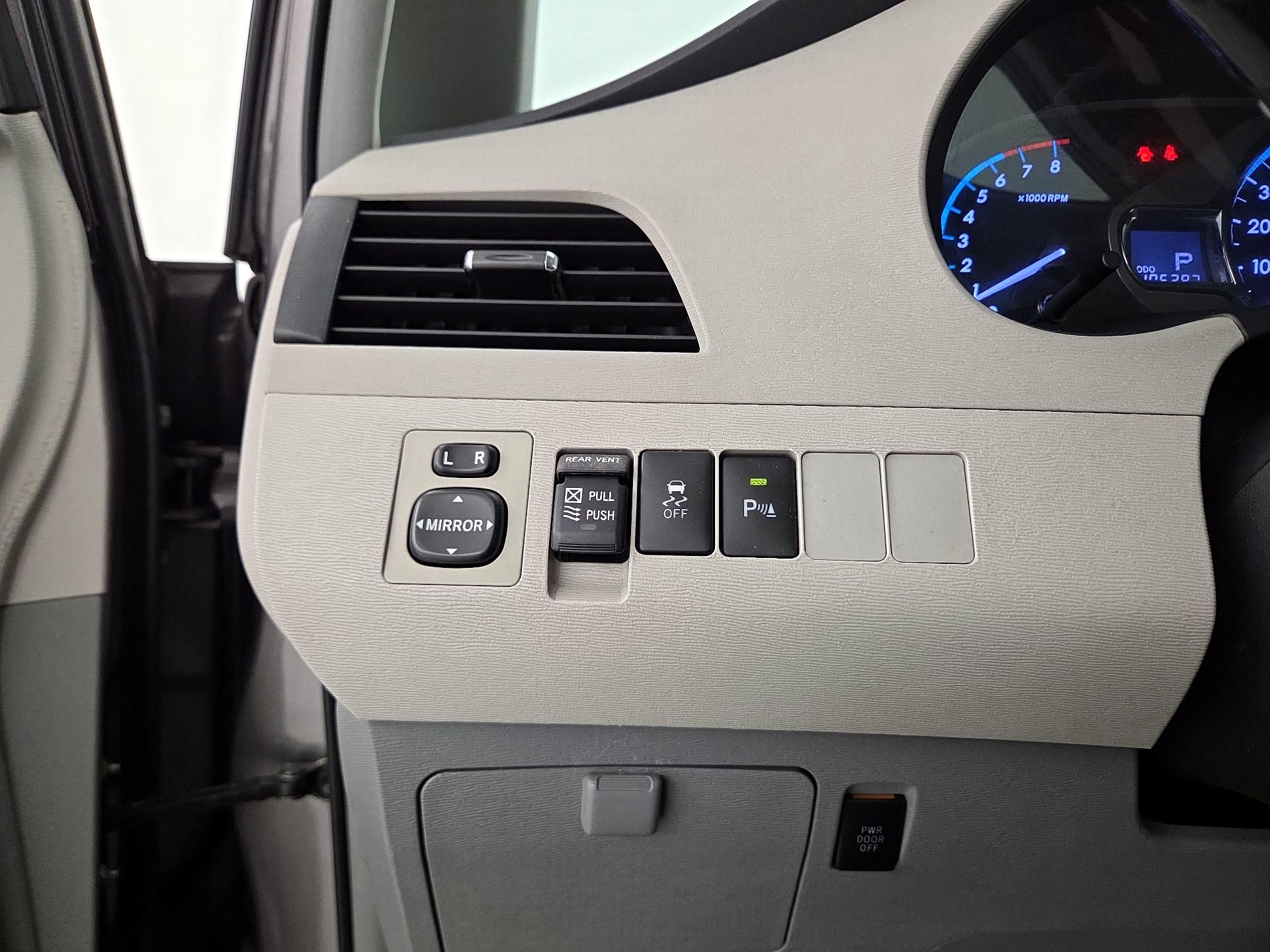 Thumbnail: 2014 Toyota Sienna - 13