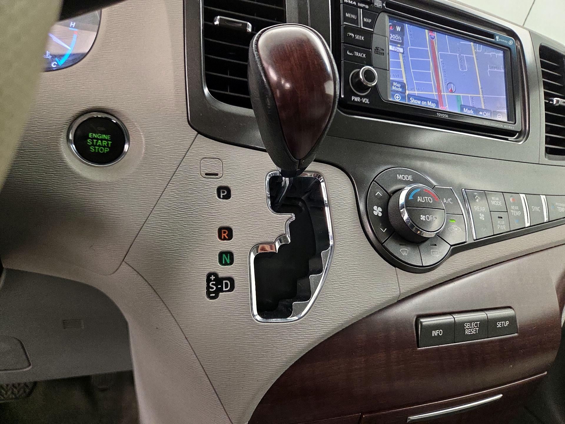 Thumbnail: 2014 Toyota Sienna - 18