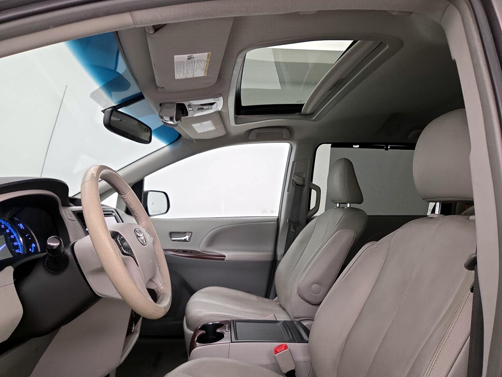 Thumbnail: 2014 Toyota Sienna - 20